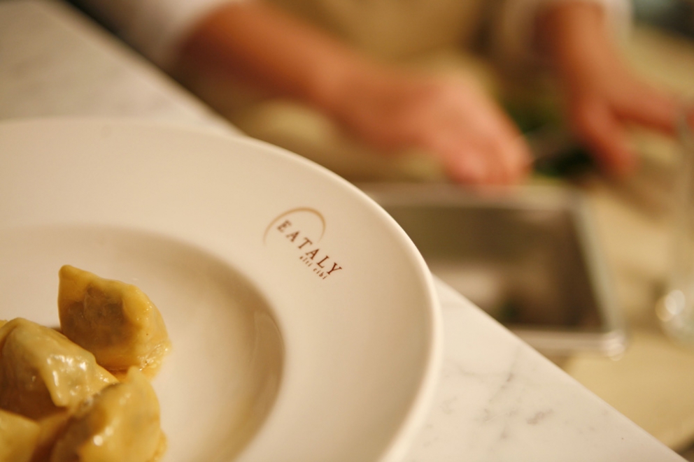 Galleria fotografica






I relatori di Identità New York 2010: da sinistra Gennaro Esposito, Pietro Zito, Emanuele Scarello, Massimo Bottura, Luca Montersino, Cristina Bowerman, Davide Scabin, Moreno Cedroni, Niko Romito, Pino Cuttaia, Ugo Alciati








Lidia Bastianich, Davide Scabin e Paolo Marchi alla conferenza stampa di presentazione Identità New York 2010 nella Piazza di Eataly








Conferenza stampa di presentazione Identità New York 2010 nella Piazza di Eataly








Identità New York 2010








Emanuele Scarello alla conferenza stampa di presentazione Identità New York 2010








Emanuele Scarello e Tatsuya Iwasaki al Corner delle Eccellenze








Luca Montersino alla Pasticceria di Eataly








Il Ristorante del Pesce con Cristina Bowerman e Pino Cuttaia








Gennaro Esposito e Ugo Alciati con gli assitenti di cucina al Ristorante della Pasta








Pietro Zito al Ristorante delle Verdure di Eataly








La Piazza di Eataly








Il menu di Emanuele Scarello al Corner delle Eccellenze








Pino Cuttaia al Ristorante del Pesce





