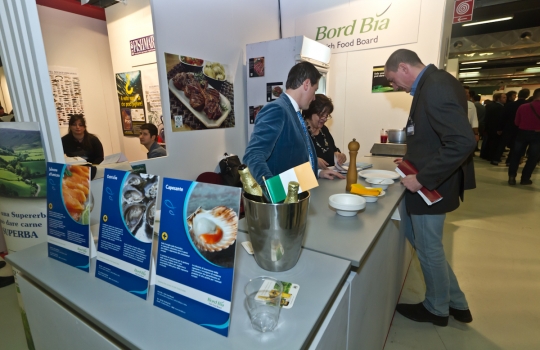 Galleria fotograficaAl centro Davide Oldani del D'O di Cornaredo (Milano) con Oliviero Toscani, fotografo e produttore di vinoGuffanti, storici affinatori di formaggi ad Arona (Novara)Lo spazio espositivo di Acqua Panna e S. Pellegrino. Le illustrazioni sono firmate da Gianluca BiscalchinPastificio dei CampiSelecta, un recinto di bont&agrave; firmate anche da Michele Rotondo, chef della Masseria Petrino di Palagianello (Taranto)