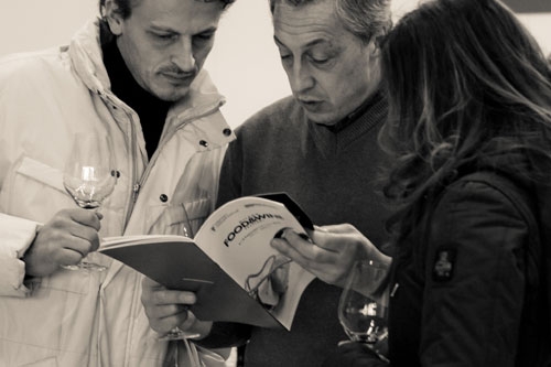 Galleria fotograficaA sinistra, Roberto Ceraudo, vignaiolo calabrese e tra i grandi protagonisti di Milano Food & Wine FestivalClaudio Sadler, cuoco protagonista di MF&WF (foto Ezio Zigliani)Federico Graziani del Luogo di Aimo e Nadia e Luca Gardini, due grandi sommelier (foto Ezio Zigliani)Pietro Zito, cuoco di Antichi Sapori a Montegrosso d'Andria (foto Ezio Zigliani)All'estrema destra, Davide Oldani del D'O di Cornaredo (Milano, foto Ezio Zigliani)Massimo Bottura (foto Ezio Zigliani)foto Ezio Zigliani