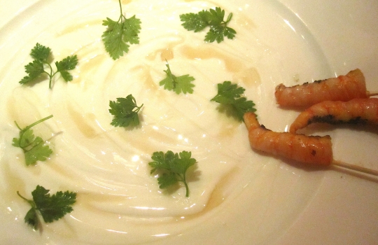 Galleria fotograficaSpugne di pane aromatizzate
Dopo il consueto pre-appetizer delle verdure disidratate (primo contenitore), arrivano le spugne, seconda parentesi colorata che rallegra il pasto dall&rsquo;inizio. In questo caso sono aromatizzate agli spinaci e uova di salmone; alla cipolla cotta al forno con terrina di vitello e alla curcuma con lardo. &laquo;Ma le combinazioni possono essere infinite&raquo;, spiega Matteo Baronetto, braccio destro di Carlo Cracco, &laquo;si possono utilizzare anche in pasticceria al cocco, ai lamponi&hellip; La tecnica &egrave; mutuata da Ferran Adri&agrave;. Abbiamo cercato di personalizzarla nel gusto. A me ricordano molto i canap&egrave; della tradizione piemontese. Senza maionese naturalmente&raquo;. Vivacit&agrave; cromatica ulteriormente ravvivata da un terzo contenitore di foglie di shiso e fiori di zucchina in tempura con riso venere e riso ai piselli fritto (che non vedete perch&eacute;, ahinoi, la foto &egrave; venuta male)Lamponi e sambuco
Nella girandola di appetizer spiccano questi piccoli lamponi farciti con infusione di sambuco serviti sul ghiaccio. &laquo;I suoi fiori in questi giorni li senti anche a Milano, passeggiando al parco. Un odore forte e piacevole. Stiamo lavorando allo stesso concetto anche con le fragole, i mirtilli, il ribes o i gelsi. Un'idea che interpreta quella tradizione sudamericana che ribalta l'ordine delle pietanze, con la frutta all'inizio del percorso, un po' come gi&agrave; succede con la nostra insalata russa caramellata. Sposa nota fruttate e speziate. Ma al posto della frutta potrebbe starci benissimo un'oliva, perch&eacute; no?&raquo;Panino al seitan con insalata e tartufo nero
Un panino di seitan dal contenuto variabile: al congresso di Identit&agrave; Milano 2012, sede della sua anteprima, c&rsquo;erano songino, fiori di piselli e lingua. &laquo;Sono masse di seitan da 15 grammi messe a cuocere nel micro-onde a 90 watt. Il calore fa lievitare il glutine tipo quasi alla maniera del vetro soffiato. L&rsquo;ispirazione ci &egrave; venuta da una ricetta di Simone Salvini letta sul sito di Identit&agrave; Golose&raquo;. A Milano la lingua cancell&ograve; l&rsquo;apparente connotazione vegana del piattoOstriche, crema di piselli e menta
&laquo;Ostriche con semplice crema leggera di latte e piselli messa nel sifone. Combina lo iodato dell&rsquo;ostrica, la dolcezza dei piselli e la freschezza dei menta. La puoi aggiungere anche sui tartufi di mare&raquo;Uovo di quaglia affumicato al rosmarino e prezzemolo bollito
&laquo;L&rsquo;uovo di quaglia viene bollito e pelato. Il tuorlo &egrave; laccato con gelatina di latte ai capperi. Le due met&agrave; dell&rsquo;albume sono arricchite con crema leggera di prezzemolo bollito. C&rsquo;&egrave; una nota affumicata al rosmarino, che gli diamo prima di farcire. &Egrave; un piatto che ricorda un po&rsquo; le uova sode ripiene&raquo;. Giusto il ricordoFoglie di shiso rosse e verdi con gambero e melassa di cipolla
&laquo;Un gambero (ligure, e quindi pi&ugrave; piccolo di quelli pescati in Sicilia) viene posto tra due foglie di shiso a carpaccio, tagliato e tenuto in frigo per 8 ore in modo che gli elementi si compenetrino d&rsquo;aromi l&rsquo;un l&rsquo;altro. La melassa &egrave; ottenuta invece stracuocendo in forno la cipolla, che si addenser&agrave; sfruttando i suoi zuccheri naturali. Completa l&rsquo;opera il nero hawaiano, un sale minerale, vulcanico. E un tocco di burro fuso per aiutare la balsamicit&agrave; dello shiso a esprimersi&raquo;Orata cotta appena su croccante di nocciole
&laquo;Il croccante viene messo in forno per 3 minuti. Tirato fuori, gli si poggia sopra il sashimi di orata, che 'cuocer&agrave;' cos&igrave; acquisendo la nota dolce dell'olio naturale del croccante&raquo;. Una sorta di sashimi alla piemontese. Vietato mangiare il croccantino sottostante perch&eacute; altrimenti l'orata non si sente. Semmai dopo...Salmone marinato e foie gras
Piatto in carta da Cracco pi&ugrave; o meno da un anno, &egrave; un inno all&rsquo;opulenza e alle note grasse. &laquo;Volevamo dare una variante allo stra-classico salmone col burro spalmato sul crostino&raquo;, spiega Baronetto.&nbsp;Il boccone del salmone senza foie gras deve rimanere per ultimo &laquo;senn&ograve; l&rsquo;avremmo chiamato foie gras e salmone&raquo;Gamberi, nocciole cotte e sambuco
La fonte d'ispirazione c'&egrave; ma proprio non si vede: &egrave; la celebre passatina di ceci con gamberi di Fulvio Pierangelini.&nbsp;&laquo;Casualmente ci siamo accorti che la nocciole, se bollite e messe per breve tempo in forno, prendono la consistenza dei ceci, o comunque di un legume&raquo;. L'ulteriore nota distintiva dal masterpiece pierangeliniano sono il sambuco e le foglie di rucola: &laquo;danno una nota agliacea e leggermente piccante che a me piace molto&raquo;Lattume, fagiolini, acetosella
Un piatto all'apparenza hardcore (il lattume &egrave; lo sperma delle gonadi del tonno maschio), stemperato dalla presenza di foglie di acetosella e da fagiolini liguri pelandroni, specie molto pi&ugrave; tenera delle taccole.&nbsp;&laquo;Li abbiamo cotti nel t&egrave; Lapsang Souchong per dare loro una nota affumicata. Questo aiuta a lenire il sapore densissimo del lattume, appena scottato. Per certi versi questo piatto mi ricorda un po' il filone di vitello piemontese, col midollo della spina dorsale. E' un modo per valorizzare una primizia, il lattume, che in queste settimane, coi tonni che invadono il Medterraneo a scopo riproduttivo, &egrave; fantastico&raquo;Tagliolini di farina di grano arso con salsiccia cruda e salsa al rafano
Ci torneremo presto nella newsletter Identit&agrave; di PastaSpugnole, ricci e cous cous di amaranto
&laquo;Il cous cous &egrave; quasi crudo e sabbioso, una consistenza che serve ad arricchire lo spettro di consistenze dei ricci e delle spugnole, molto cotti&raquo;. Un piatto di grande assonanze minerali, terragneLa Milanese sbagliata
Piatto presentato a Identit&agrave; Milano 2012, ironizza sulle pessime &ldquo;orecchie di elefante&rdquo; cucinate espresse e precotte in tante insegne, milanesi e non. Spesso, infatti, l&rsquo;impanatura si stacca dalla carne, che ci &ldquo;balla&rdquo; dentro. Nella versione Cracco-Baronetto le due componenti sono direttamente separate: &laquo;L&rsquo;impanatura la facciamo a parte nell&rsquo;uovo sbattuto e poi la cuciamo in un foglio di carta da forno nel burro chiarificato. Il carpaccio &egrave; di vitello, crudo alla maniera delle peggiori versioni. Sopra ci grattugiamo della buccia di limone&raquo;. Un errore riuscitissimo
Guancia di vitello brasata con cumino tostato
Carne tenerissima, sotto&rsquo;olio e cotta sottovuoto. &laquo;E' carne brasata alla maniera classica, ma senza il vino. La serviamo spezzata con le mani e cosparsa di cumino prima tostato e triturato&raquo;Gamberi al carbone 1
Il nuovo&nbsp;ma&icirc;tre del Ristorante&nbsp;Cracco, Francesco Palumbo osserva il vassoio di spiedini di gamberi cotti sul carbone ardente, altro piatto presentato a Identit&agrave; Milano 2012. Nelle intenzione degli autori, sfrutta le tradizioni conviviali del Nord Europa e della Grecia:&nbsp;&laquo;Il carbone &egrave; selezionato da un produttore francese, l'unico a non trattarlo col benzene. Al posto dei gamberi, piccoli perch&eacute; piccoli sono i tizzoni, potrebbero benissimo starci scampi, capesante. O anche dei piccoli bocconcini di pollo&raquo;Gamberi al carbone 2
La vera rivoluzione di questo piatto &egrave; che i gamberi cuociono sul carbone al tavolo. Un espediente scenico degno delle grandi imbadigioni di un tempo