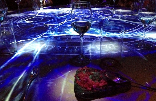 Galleria fotografica






Le prove generali








Prove del primo atto: al centro, il Bonsai di pica-pica


















Comincia la nostra esperienza: occhio all'indirizzo del centro Arts Santa Monica








Fuori staziona il van di Girona con tutto il nécessaire commestibile








Dentro, la targa coi ringraziamenti a tutti coloro che hanno lavorato al progetto








Per arrivare al set dell'opera si attraversa una mostra che proietta in oblò teaser coi motivi anticipatori di quel che troveremo dentro








Un altro teaser








Il set prima delle trasmissioni













Si parte








Una spirale ci introduce al viaggio








Al centro del tavolo, nascosto tra bonsai (un classico rochiano), pica-pica di bon bon rappresentativi di vari paesi: cevice peruviano, guacamole messicano, cous-cous marocchino...








Commensali spiazzati








Il sogno ha inizio: l'atto primo mette in tavola la Luna, sfere di tartufo bianco e nero con distillato terrestre








Intorno, un video di Franc Aleu, le musiche di Luca Francesconi e il tableware di Taller Luesma Vega








La luna








Atto secondo: lo spazio





