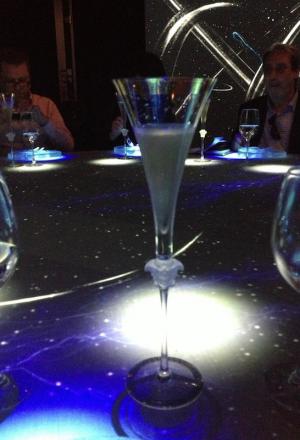 Galleria fotografica






Le prove generali








Prove del primo atto: al centro, il Bonsai di pica-pica


















Comincia la nostra esperienza: occhio all'indirizzo del centro Arts Santa Monica








Fuori staziona il van di Girona con tutto il nécessaire commestibile








Dentro, la targa coi ringraziamenti a tutti coloro che hanno lavorato al progetto








Per arrivare al set dell'opera si attraversa una mostra che proietta in oblò teaser coi motivi anticipatori di quel che troveremo dentro








Un altro teaser








Il set prima delle trasmissioni













Si parte








Una spirale ci introduce al viaggio








Al centro del tavolo, nascosto tra bonsai (un classico rochiano), pica-pica di bon bon rappresentativi di vari paesi: cevice peruviano, guacamole messicano, cous-cous marocchino...








Commensali spiazzati








Il sogno ha inizio: l'atto primo mette in tavola la Luna, sfere di tartufo bianco e nero con distillato terrestre








Intorno, un video di Franc Aleu, le musiche di Luca Francesconi e il tableware di Taller Luesma Vega








La luna








Atto secondo: lo spazio








Piatto dello spazio: aria di fichi di Cap de Creus





