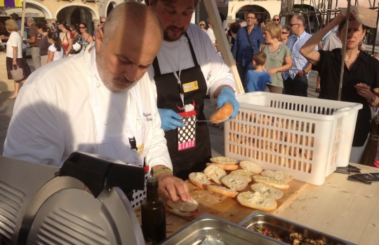 Galleria fotograficaFabio Pisani di Aimo e Nadia e il suo partner della rassegna, Davide Longoni del panificio LongoniPer Pisani e Longoni, un'apprezzatissima Rosetta di Petra con cicerchie, ciocriette selvatiche e ricotta marzoticaMarco Valletta dell'Accademia del pane e Maria Grazia Attolini della Dolcetteria di Rimini. Per loro Tondo morbido di glutin&ograve; all'origano con polpa di trota del Sile e zucchine marinate all'agretto&nbsp;(foto Sarah Scaparone)Aurora Mazzucchelli del ristorante Marconi di Sasso Marconi (Bologna) era in coppia con Massimo Vitali del panificio Vitali di Cesenatico (Forl&igrave;-Cesena)Per loro anche un insolito tocco di cioccolato tra due fette di Ciabattina di Petra con fiocchi di germe di grano, ripiene anche di formaggio ragusano, origano sicliano e olive fresche. Rievocazione di memorie d'infanzia per la MazzucchelliSimone Padoan de I Tigli di San Bonifacio (Verona) era in tandem con Pietro Freddi dell'omonima forneria di Casto (Brescia)Per loro, un Tondo morbido di Petra con farina di piselli germinati con tonno, ruchetta, cipolla in carpione, alga nori e yogurt alla senape. Un hot dog di tonno, insomma, quello di Padoan/Freddi, giocato sul concetto di "maiale del mare"Marco Stabile dell'Ora d'Aria di Firenze e Alessio Cecchi dell'Antico Forno Bacci di Campi Bisenzio (Firenze)Stabile/Cecchi: Ciabattina di Petra, mortadella di Prato, cavolo cappuccio, pecorino marzolino, scorza di lime e ketchup di peperoni (foto Sarah Scaparone)Lionello Cera dell'Antica Osteria Cera di Campagna Lupia (Venezia), in coppia con Nicola Trentin de Le Delizie del Grano di Cittadella (Padova)Alessandro Spoto di Voglia di Pane (Torino) ed Eugenio Roncoroni de Al Mercato di Milano. Per loro una Piadina di farina di grano saraceno germinato (brick 1240) con fegatini di pollo, lattuga, senape e salsa tailandese piccante agrodolcePiazza Maggiore, salotto estense
