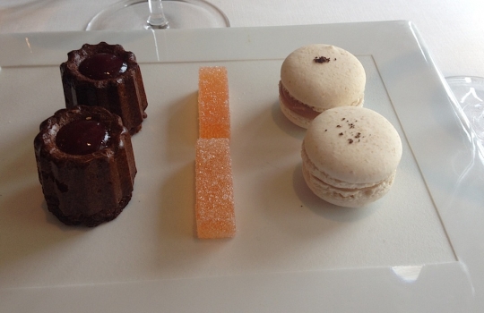 Galleria fotografica






Acqua, olio, limone e liquirizia ormai un classico taglientiano. Apertura fresca e aromatica (la ricetta è qui)








Bianco e nero di seppia, il piatto più ruffiano del nostro percorso: sotto le sfoglie di seppia che disegnano un tao, la panna cotta ai ricci di mare invita a ripulire il piatto in ogni briciola. La simmetria del piatto è interrotta da uno spaghetto stracotto, "simbolo di italianità"








Ostrica, diaframma e granita alle rose, altra entrée fresca ma anche selvatica e ferrosa








Passatina di gamberi, ceci e nocciole, Fulvio Pierangelini ribaltato








Anguilla al ribes con zabaione all’amarena








Croccante








Prescinseua, un piatto che fai prima a mangiarlo che a pronunciarlo. E' la cagliata ligure, emulsionata per esser resa ancora più cremosa. Con basilico, oliva taggiasca e polvere di noci. Un inno all'acido








Conserva, ne abbiamo parlato diffusamente su Identità di Pasta








Fegato grasso all’italiana con gelato all'acciuga, forse il "classico" più convincente di Taglienti. La ricetta, presentata a Identità 2010, è qui








Cipolla e oro che passione








Anatra all'arancia, anatra muta in doppia versione, un buon esempio del neo-classicismo taglientiano, con un occhio indietro e uno avanti: o dalla carta scegli la coscia glassata classicamente nella salsa bigarad (e l'arancio è più che altro aromaticità), oppure scommetti sul petto della foto, più contemporaneo. In quest'ultimo, l'arancia è il gusto primario mentre l'anatra dà la struttura








Frattaglie, un nuovo capitolo della saga "Quinto quarto e dessert", regista Taglienti. La base è una bietola ingentilita nel miele di acacia; le frattaglie sono polmone, cuore e rigaglie di pollo cotte al vapore e insaporite con spremuta di amarena. Completa una tartare di alghe, capperi e limone confit





