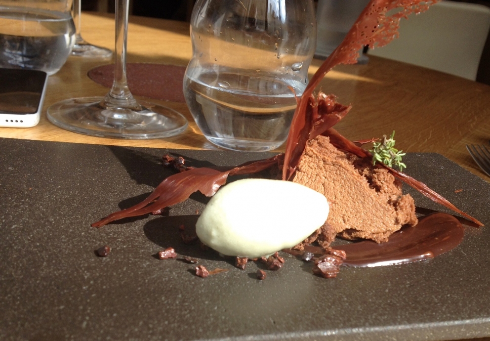 Galleria fotografica






Manzo, lampone, parmigiano








Piselli, panace e arancio confit








Bietole e more








Uovo, mais, cumino








Pomodori, mandorle e polveri di basilico rosso e verde








Pan brioches su un letto di fieno con burro della Normandia








Brodo di gamberi e carote








Calamaro, tartare di speck, aglio confit e cavolo riccio








Anguilla e sesamo nero (e cubetti nascosti di mela verde)








Scegli l'arma...








...per sezionare il Piccione con radici








Mousse di cavolfiore e cioccolato bianco e sorbetto di cocco





