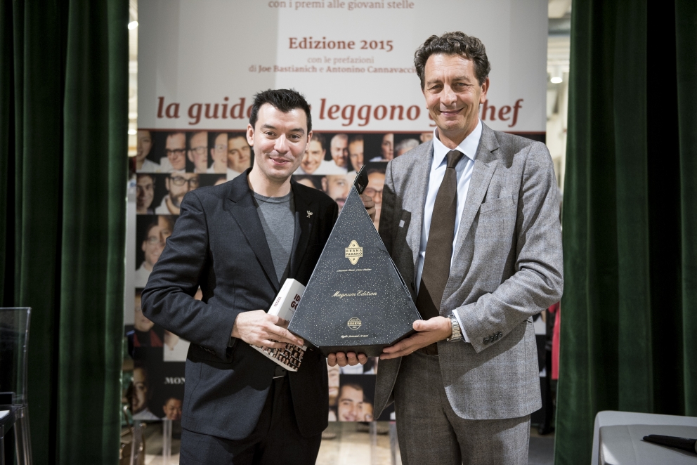 Galleria fotograficaEataly Smeraldo di Milano gremito per la presentazione della guida Identit&agrave; Golose 2015.Sul palco che spesso ospita concerti è di scena questa volta Paolo Marchi, fondatore e curatore della guida. Con lui anche Claudio Ceroni di Magenta Bureau, il braccio operativo di IG.Un'altra immagine, dall'alto......e via all'evento. Claudio Ceroni, al centro, invita sul palco il "padrone di casa" Oscar Farinetti. Coi due anche la presentatrice della serata, Tarsia Trevisan.Poi è la volta di Paolo Marchi, qui con Stefano Peccatori, direttore generale libri di Mondadori Electa, che edita la guida per il secondo anno consecutivo.Partono le premiazioni. Il primo a salire sul palco &egrave; Fabrizio Ferrari, chef de Al Porticciolo 84 di Lecco, a lui va il "Birra in cucina", premio Birra Moretti. Glielo consegna Alfredo Pratolongo, Direzione comunicazione e affari istituzionali di Heineken Italia.Sono tre i premiati, invece, da Ruinart (per mano del senior brand manager, Riccardo Caliceti, sulla destra) per la Migliore carta dei vini e dei distillati: Walter Meccia, Edoardo Boncinelli e Gabriele Fedeli, de Il Palagio, ristorante del Four Seasons di Firenze.&nbsp;Grandi applausi per il Migliore sommelier. Che &egrave; una donna, la giovane Elisa Bellavia del Cinzia - Da Christian e Manuel&nbsp;di Vercelli. A premiarla &egrave; Carlo Bianchi, Area manager NordOvest di Cavit.Il premio Ebnt va al Miglior ma&icirc;tre, in questo caso Maniel Miliccia, sorridente sulla destra: lavora al Piazza Duomo di Alba (Cn). A consegnargli il riconoscimento &egrave; Alfredo Zini, presidente dell'Ente bilaterale nazionale turismo.Piero Gabrieli, direttore marketing di Molino Quaglia, consegna poi il premio Petra-Molino Quaglia per il Miglior cestino del pane a Monica Magnini, del ristorante Guido da Costigliole di Santo Stefano Belbo (Cn).E' il turno della Sorpresa dell'anno, che giunge dalla Romagna: a Montiano (Fc) c'&egrave; infatti il ristorante Le Giare di Gianluca Gorini, discepolo di Paolo Lopriore. Per lui il premio Bonaventura Maschio direttamente dalle mani di Anna Maschio, una delle giovani anime dell'azienda di famiglia.Il Migliore chef straniero viene dalla Francia, da Parigi per la precisione: si tratta di David Toutain, dell'omonimo ristorante, nella foto in compagnia della nostra Cinzia Benzi e di Romana Tamburini (sulla destra), presidente Surgital Spa, che gli consegna il premio Surgital-Divine Creazioni.&nbsp;Miglior sous chef per la guida 2015 &egrave; Simone Nebbia del S'Apposentu di Casa Puddu, il ristorante di Roberto Petza. a Siddi (Vs). A consegnargli il premio Zafferano 3 Cuochi &egrave; Paolo Daperno, direttore generale Bonetti Spa.Sara Peirone è Top gastronomy manager di Lavazza: la persona giusta per celebrare il Miglior pasticcere, il bravo Luca De Santi, che lavora Al Mercato e al Ratanà, entrambe insegne milanesi.Si assomigliano... s&igrave;, sono fratelli: a Elia e Matteo Rizzo, de Il Desco di Verona, va il premio "Giovane famiglia" della Casa vinicola Zonin.