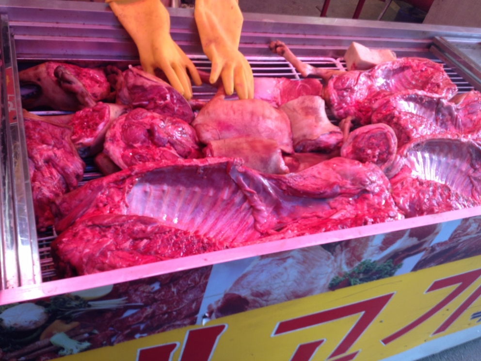 Galleria fotografica






Panoramica dal 32mo piano del Lotte Hotel di Seul. La capitale della Corea del Sud (che i locali pronunciano "sol"), con 10 milioni di abitanti (25 considerando tutta la proncia di Gyeonggi) è tra le città più popolose al mondo








Sfigurata nel Novecento dai Giapponesi (prima parte del secolo) e dalla guerra di Corea (1950-1953), oggi Seul ha un aspetto moderno, piuttosto occidentale








Con decine di milioni di turisti all'anno, Seul è tra le 10 città più visitate al mondo. Nella foto, una delle attrazioni più viste in città: il Dongdaemun Design Plaza, progettato da Zaha Adid e Samoo e completato nel marzo del 2014
 








A passeggio per il quartiere di Myeongdong, molto frequentato anche per l’alta concentrazione di ristoranti








Il viaggio era cominciato bene: tra le opzioni commestibili sui voli di Korean Air c’è proprio una squisita Bibimpap, con tanto di foglietto illustrativo








Bancarelle all’ingresso del mercato Namdaemun, tra i più popolari di Seul. Chiunque può andare e comprare; non occorrono licenze








Namdaemun, trippa a mollo








L’affitto di una bancarella al Namdaemun costa circa 2.000 dollari americani al mese, ma consente un ricavo medio mensile di almeno il doppio








Cozze giganti, molto popolari sulle tavole coreane








I mercati sono sterminati, molto puliti e per nulla caotici








All’interno del mercato, c’è anche un ristorante molto spartano e molto buono. Serve di tutto: hoe (pesce crudo), kimchi (verdure fermentate), guk tang (zuppe), bibimpap…








Baek kimchi: cavolo stufato con rape bianche, pere, prezzemolo coreano. Talvolta è servito anche con le castagne








Scodella di Bibimbap








Uova di quaglia bollite, aglio e edamame








A chiusura del pasto, ecco una bella zuppa fumante (erano le 8 del mattino)








Zuppa di alghe e merluzzo








Mingles, sulla Cheongdam-dong nel quartiere di Gangnam-gu, è l’indirizzo più interessante di cucina coreana contemporanea. L’ha aperto poco più di un anno fa Mingoo Kang, tornato a casa dopo esperienze da Martin Berasategui e da Nobu Bahamas








Mingoo Kang propone un solo menu degustazione da 88.000 won (circa 70 euro). Ognuno dei piatti contiene sempre un elemento fermentato








Mingles esprime un approccio creativo fondato però sulle salse fermentate, pilastro della cucina coreana tradizionale: cho (aceto), gan-jang (salsa di soia), gochu-jang (pasta molto piccante di peperoni rossi, fagioli di soia bolliti e sale), doen-jang (pasta di fagioli di soia), erbe e spezie








Composizione iniziale di amuse bouche. Da sinistra a destra: Polpo, foglia di senape e pasta di aioli fermentata; Gelatina di bacche omija, zuppetta di asparagi bianchi, mirtilli e spuma di aceto nero e Pera arrotolata nella sogliola (salsa di gochu jang marinata nello yuzu), uva e peperoncino








Sandwich di fegato di rana pescatrice in sfoglia di miele su chip di funghi








Insalata di noodle di riso con senape coreana, spuma di tofu, alghe marinate, abalone e aragosta








Torchon di foie gras marinato nel doen jang (pasta di fagioli di soia), vino di prugne dorate corane e kimchi bianco








Branzino al vapore con calamari mignon brasati in cima e alga combu, brodo di alghe, granchio e kimchi bianco








Cracker di alghe e tapioca con polvere di tartufo, uova di salmone, melanzana e purea di mango








Noodle di umami (capelli d’angelo, pasta di alghe e inchiostro di seppia), brodo di pollo e pesce, spuma di lemongrass, ricci di mare, ostriche fritte e gambero








Per dessert, Crème brulee di jang tro, pican di gan-jang, gochu-jang, gelato alla vaniglia e spuma di whisky








La squadra del ristorante Mingles fa festa a fine cena coi colleghi dell’Osteria Francescana. Al centro, Massimo Bottura, presenza illustre del Seoul Gourmet Festival (leggi qui)








Al centro, Vivian Han, patron del ristorante Congdu, uno dei più quotati in città, il posto ideale esperire la doppia anima della cucina coreana, tra la tradizione e una avanguardia moderata. Con lei si riconoscono lo chef Hwan Eui Lee e Chris Kwon, regista di sala (foto David Rosengarten)








The bella veranda del ristorante Congdu, indirizzo 116-1 Deoksu Palace








Spalla di maiale Jeju cotta in bassa temperatura per 48 ore con gimchi invecchiato








Carpaccio di manzo con 3 tipi di salsa di soia stagionata, caviale e insalata di fiori








Il cocktail più noto del Congdu: makgeolli di fagioli neri e ginseng rosso invecchiato 6 anni








AND dining, il ristorante di Jinmo Jang, si trova sulla Hannam-dong, quartiere di Yongsan-gu, quartiere vivace ad alto tasso hispter nella periferia meridionale della città. Si accede al ristorante di fine dining da una porticina, dopo aver passato una caffetteria da colazione








E’ un bancone di soli 8 coperti in tutto, con 3 persone in cucina. Solo menu degustazione da 130.000 won (105 euro circa)








Jinmo Jang, 30 anni, e il suo sous chef ByeongCheol Mun, 21 anni. La cucina di AND parte da una base coreana ma poi spazia in tutto il mondo, con richiami alla Nordic Cuisine e ampie parentesi anche al tecno-emozionale di stampo spagnolo (sifoni, maltodestrine, eccetera)








Amuse bouche: Minisandwich di mela e formaggio di capra, croquette alla carota e arancio, latte di tigre e tuorlo d’uovo al tartufo. Sotto, tartufo al cioccolato e gochujang








Tartare di capasanta con latte di ricci di mare e neve








Sea ("mare"): sabbia edibile di aringhe affumicate, alghe, olio di fagioli fermentati con maltodestrina di tapioca. Il tutto è servito con gamberi al vapore, lumache di mare, vongole, ostriche feremntate e tunicata








Abalone e uova di triglia disidratate








Anatra su salsa di bietole








Peperoncini all’ingresso del Noryangin, l'altro monumentale mercato della città (con wi-fi pubblico)













Tunicata (sea squirt in inglese), mollusco molto popolare in Corea: tolto l’involucro gommoso, si preleva il contenuto e si frigge








Enorme la varietà di granchi coreani, buonissimi se fermentati nella salsa di soia (Gankang-gejang)








Prawns in fila








Granchi reali








Echiurodei (spoon worms in inglese), altro mollusco diffuso








Gianchetti essiccati. Nessun posto al mondo vanta una varietà così sterminata di pesce essiccato








Variazioni di peperoni rossi fermentati, un vero simbolo della cucina coreana








Sullo sfondo, le preziose anguille. Il pezzo più pregiato del mercato? Gli abaloni: 35 euro al chilo








Torniamo all’aperto del Noryangin per scoprire radici di ogni ordine e grado, molto utilizzate per le infusioni








Daikon fermentato nella salsa di soia








Il frutto interno del cactus. Ci ricavano dei succhi








Gim, le splendide alghe coreane, disidratate e spesso condite con sesamo. «La nostre sono le migliori», si vantano





