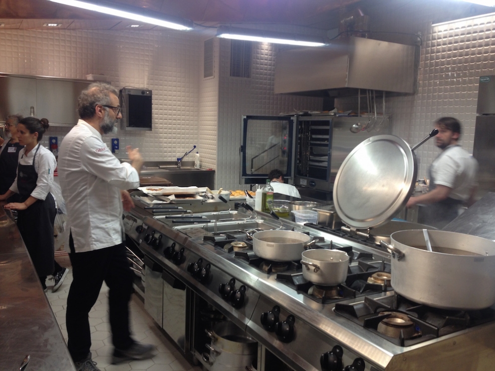 Galleria fotografica






PENSIEROSO. Ore 16.30 Massimo Bottura riflette in piazzale Greco prima del servizio








Il latte? Si utilizza solo quello che scade il giorno stesso








Frutta e verdura dall'Expo: ammaccata ma buona








Imperativo dietro le quinte: differenziare sistematicamente tutti i rifiuti








Men at work








Chili di fragole per il sorbetto finale. Le telecamere sono per un documentario che racconterà questi primi mesi di Refettorio Ambrosiano








Il pane è un dono di Jean Marc Vezzoli. Affetta Zanatta








Mise en place francescana








In cucina: l'australiano Beau Clugston (Noma) e la canadese Jessica Rosval (Osteria Francescana)













La base del dessert finale: fragole e banana cake













Nel pentolone di Massimo: croste di parmigiano, bucce di patate, foglie di alloro, prosciutto








Cristina Reni, tra i registi del Refettorio








Brodo vegetale ricavato da funghi, lime bruciato e tostato e servito con cipolle, zucca, zucchine ed erbe aromatiche (basilico, alloro, timo)





