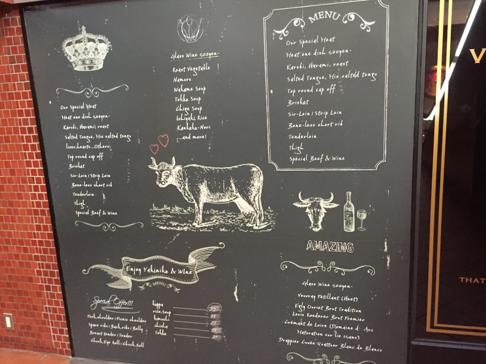 Galleria fotograficaKobe, un milione e mezzo di abitanti, &egrave; la capitale tranquilla della prefettura giapponese di Hyogo, a sua volta inserita nella macro-regione di Kansai, raggiungibile dall&rsquo;aeroporto internazionale di Osaka. Kobe dista da Osaka un&rsquo;oretta di macchina e 23 minuti di Shinkansen, i treni ad alta velocit&agrave; del Giappone. La tratta Kobe-Tokyo, circa 550 chilometri, si percorre in appena 2 ore e mezza
La prefettura di Hyogo - divisa nelle 4 province di Settsu (Kobe), Harima, Tamba e Tajima - unisce due coste: il mare del Giappone e il mare di Seto nel Pacifico a sud. Il suo simbolo &egrave; il castello di Himeji, patrimonio mondiale dell&rsquo;umanit&agrave; Unesco, eretto nel 1601. Tra poche settimane, tutt&rsquo;attorno, cominceranno a fiorire i ciliegi, uno spettacolo molto atteso&nbsp;(foto&nbsp;dronestagr.am)
La fama di Kobe accrebbe nel 1868 quando venne aperto il porto, che oggi dialoga con 500 altri porti di 130 paesi nel mondo. &Egrave; una tappa popolare per le navi da crociera. Kobe &egrave; un centro importante per le industrie pesanti e l&rsquo;acciaio: tra le altre, Kawasaki, Mitsubishi e Toshiba (foto seanews)

&nbsp;
Uno dei poli&nbsp;gastronomici pi&ugrave; vivaci di Kobe &egrave; sotterraneo, nel centro commerciale di Sogo. Decine di isole curatissime, con prodotti gastronomici di ogni genere. In primis, esercizi di patisserie e chocolaterie, una replica perfetta dei modelli francesi
Il pane &egrave; un simbolo importante per la gastronomia di Kobe, per i locali e per gli expat, circa 40mila residenti da tutto il mondo
I macaron, molto popolari nella Kobe bene
Passiamo alle meraviglie della gastronomia giapponese autentica: sempre sotto al centro commerciale Sogo, drappi di tessuto tinti con ideogrammi nascondono gli ingressi di piccole tavole a conduzione familiare, come questo teppanyiaki. Quattro tavoli in tutto, ognuno con piastra, per arroventarsi qualsiasi cosa. Nel nostro caso, soba meshi (noodle fritti con carne) e okonomiyaki, sorta di frittata. Vietato indossare maglioni pregiati
Nel centro di Kobe spunta anche una vivace Chinatown. Sono forti i legami commerciali tra la citt&agrave; giapponese e l&rsquo;isola cinese (con ambizioni irredentiste) di Taiwan
Le relazioni tra Kobe e Taiwan si sono rafforzate anche per un tragico destino comune: le calamit&agrave; naturali. Il terremoto di Kobe del 17 gennaio 1995 provoc&ograve; 6.400 vittime e 40mila feriti, danneggiando oltre 240mila palazzi. Nella foto, la prima sede del ristorante di cucina tradizionale Matsunoya dopo il sisma
Il ristorante Matsunoya &egrave; rinato in una nuova sede. Gli abbiamo dedicato un post
La chiusura del menu kaiseki del Matsunoya: t&egrave; matcha frullato per qualche secondo con canne di bamb&ugrave;, una preparazione molto popolare
Siamo accolti nel quartier generale della prefettura di Hyogo dal governatore in persona, il signor Toshizo Ido (nella foto, a destra). &laquo;Volevamo ringraziarvi anche per la nostra formidabile&nbsp;esperienza all&rsquo;Expo&raquo;, ci ha detto
I vasi di tulipani nel giardino della residenza del governatore di Hyogo
Dove comprare coltelli da cucina a Kobe? Coltelleria Kireaji-no-le, sulla Moto manchi dori, strada popolare per lo shopping
Con la pluri-premiata macelleria Moriya, passiamo al simbolo per cui la citt&agrave; portuale &egrave; famosa nel mondo: la carne di Kobe. Ottenuta da vitelli purosangue Tajima, vengono cresciuti per due anni negli allevamenti di Hyogo. Sulle sue caratteristiche di marmorizzazione abbiamo parlato diverse volte&nbsp;nei giorni di Expo. La curiosit&agrave; che non sapevamo &egrave; che fino al 1868, l&rsquo;anno in cui fu aperto il porto di Kobe, nessuno in citt&agrave; mangiava carne. Furono gli inglesi a insegnare loro l&rsquo;arte della macelleria. Purtroppo non riusciremo a visitare alcun allevamento. La motivazione ufficiale? &laquo;Dovreste stare qui a Kobe per almeno 80 giorni&raquo;, ci hanno spiegato gli interlocutori di Jetro Kobe, &laquo;solo da allora la vostra composizione batterica non risulter&agrave; pi&ugrave; nociva per i nostri bovini&raquo;
La carne di Kobe &egrave; servita in 37 insegne della citt&agrave; (e 300 in tutto il Giappone). Dove andare? Da Kobe Plaisir, al 2-11-5 della Shimoyamate, quartiere Chuo-ku
