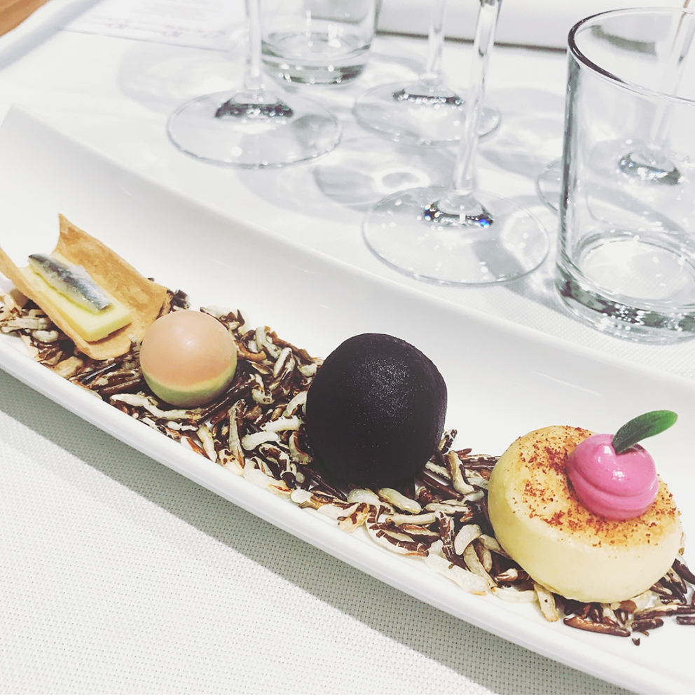 Galleria fotografica






L'ingresso di Eataly Smeraldo a Milano, vestito a festa per il decennale. Il primo Eataly aprì al Lingotto di Torino il 27 gennaio 2007. Milano inaugurò nel marzo 2014









121 i coperti della cena celebrativa milanese, distribuiti al secondo piano









Antonia Klugmann si prepara









Foto di gruppo prima della cena. Si incaricano dell'introduzione della serata, dei cuochi e dei piatti Stefano Murialdo, direttore di Eataly Milano (al centro) e Gabriele Zanatta di Identità Golose (a sinistra)









Bartolini, Tokuyoshi, Berton, Ruggieri e Tassa









Ruggieri, Tassa, Klugmann e Varese














Enrico Bartolini









Klugmann e Tassa














Tutti al posto, si comincia






