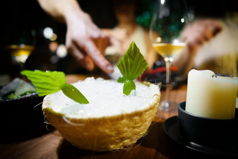 Galleria fotograficaChampagne&nbsp;Louis Roederer&nbsp;2009, Blanc de blancs
Pi&ntilde;uela e tamarindo
Pi&ntilde;uela&nbsp;e tamarindo, da vicino
Vongola regina dal golfo di California
La vongola da vicino
Saluto con pomodori disidratati e chapulines&nbsp;
Brodo freddo di masa con lime e fiori del momento
Mead, birrificio&nbsp;Escollo, stato di&nbsp;Quer&eacute;taro
Cocco giovane e caviale
Vino: Presencia Casual 2014, da uve Semillon,&nbsp;Luis-Antoine Luyt, Cile
Frutta tropicale e Chile de arbol (peperoncino Coda di topo)
Frutta locale
Ceviche di banana e olio di alghe kelp
