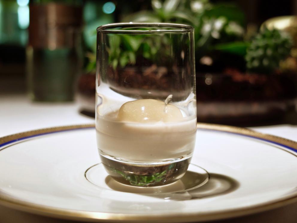 Galleria fotografica






La nostra splendida cena da Antonia Klugmann nelle foto di Tanio Liotta. Si inizia con Fagottino di bieta sbollentata, carota candita, curcuma, peperoncino, succo di limone e trifoglio









Cozza di Sistiana, bottarga (in gel e grattugiata), zenzero candito, prezzemolo, coriandolo e nigella: buonissimo









Baccalà mantecato e rapa rossa: il baccalà mantecato con evo, tre espressioni della rapa (centrifugata, cruda tagliata sottile e affumicata)









Gambero rosa crudo e friggitello alla fiamma, salsa del friggitello, bisque di gambero, dragoncello









Midollo di manzo e cime di broccolo, il suo gambo in salamoia, una sua centrifuga, la foglia spadellata, silene, olio, polvere e purea di bergamotto: piatto indimenticabile









Insalata: asparagi verdi sbollentati e poi scottati in padella, lattuga dell'orto, borragine essiccata, il suo gambo cotto in acqua e burro, stellina odorosa, centrifuga di acetosa. Altro piatto da Oscar, la composizione cambia di giorno in giorno, dipende da quello che si trova









Golosità pura, ma anche soavità da grandissima cucina: Fegato e cuore di agnello alla brace in retina di maiale, fave e piselli croccanti, germogli di pisello, crema all'aglio dolce









Trippa fagioli, polvere bruciata ed edera: la trippa è la cosiddetta cuffia, viene bollita in modo classico nel brodo vegetale, quindi tagliata a fettuccine e rosolata, poi bollita di nuovo in brodo di ossa di maiale affumicate. Quindi cenere di sedano nero, carote e cipolle, edera di campo raccolta la mattina stessa, fagioli borlotti «del nostro giardino». Altro grandissimo piatto, come rendere la trippa elegante e complessa









Spaghetti alla seppia e il suo nero, «questo è comfort food» ci dice Romano De Feo. Ma buonissimo: lo spaghetto di Gragnano viene mantecato in una salsa al fegato di seppia, quindi pepe del Nepal per una nota agrumata, il nero e la seppia cruda









Un nuovo risotto: Riso Motta, parmigiano, spinacino selvatico cotto e crudo, olio al ginepro, saba al parmigiano e grappa. «Questo è un piatto che mi è venuto in mente durante una degustazione alla Premiata Distilleria Pagura 1879 di Castions di Zoppola», la più antica del Friuli. Interessantissimo, noi ci sentiamo persino il profumo del panettone









Asparago bianco, acqua di mandorle e fiori di rosmarino: l'asparago viene messo nella stagnola e cotto al forno con poco burro, in modo da farlo restare umido ma donargli una nota grigliata. Poi c'è anche un po' di sambuco









Lasagnetta aperta all'aglio orsino e sclopit (la parola friulana per la silene): gli aromi sono già nell'impasto, la pasta non viene mantecata, quindi crema di ortica, una battuta di bruscandoli, erba di San Pietro, semi di aglio orsino per una nota croccante. Pura vegetalità, di classe









Guancia bollita nella birra, asparagi selvatici









Cremoso alla carruba, miele e semi di sesamo, lino, girasole, zucca









Idea, un raviolo per dolce: la pasta è di sola acqua e farina, alla coreana. E' ripiena di noci tostate, mele, pan grattato tostato, erbe essiccate (salvia, timo, silene)... Poi mantecata nella crema dolce d'orzo. «Nelle valli del Natisone c'è questa idea del raviolo bollito, che poi richiama la gubana». Il raviolo viene guarnito di erbe fresche (edera del campo, achillea, filipendula, timo rosso selvatico, camomilla), «quindi c'è anche il rapporto tra erbe fresche e secche, come in Francia»






