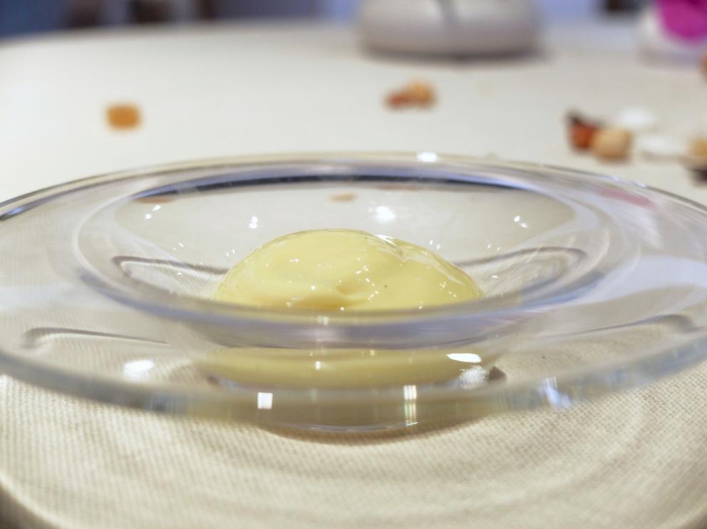 Galleria fotograficaUn pranzo spettacolare grazie a Michela ed Emanuele Scarello. Lo raccontano gli scatti di Tanio Liotta. S'inizia con gli appetizer: Sfera di zucchine trifolate e gel di menta, Cono di insalata russa e farina di ceci, Cialda di fagioli, lenticchie e amaranto e patate di Godia, Spugna di erbe verdi e cipolla fondente, Meringa al formaggio soffiato, Croccante di pistacchi, Grana Padano e caff&eacute;. E ancora: prosciutto crudo San Daniele Dall'Ava, grissini di polenta, ricotta fresca con erba cipollina
Gocce di cipolla con siero di latte, aglio orsino e caviale: piatto insieme delicato e di classe
Parfait di seppia con il suo nero e tuorlo candito al burro. La seppia &egrave; prima cotta a poi tostata, la consistenza perfetta
Solo d&rsquo;alghe,&nbsp;la mia insalata di mare: piatto indimenticabile, &laquo;non ci sono cozze, seppie n&eacute; rucola&raquo;, bens&igrave; sette tipi d'alga e quattro piante alofite, poi panna cotta salata al bergamotto, maionese d'agrumi, yogurt al pompelmo... Quindi acqua di mare, si degusta con un vermuth agricolo Santon aromatizzato al santonego, ossia l'artemisia di Grado. Eccelso, il piatto compie un anno di vita, &laquo;ne dedichiamo ogni anno uno al mare&raquo;
Erbe di campo&nbsp;con tartare di crostacei e brodo d&rsquo;asparagi
Tortelli di carciofo violetto&nbsp;con filetto d&rsquo;agnello, aglio dolce e crema soffice di topinambur
Traduzione della Tradizione:&nbsp;la pasta e fagioli di Scarello, con aglio gentile e aria di Grana Padano
Scarello&nbsp;rielabora&nbsp;cos&igrave;, in modo magistrale, un risotto all'ossobuco, con crema soffice allo zafferano e fondo di stinco
Bon bon&nbsp;di foie gras e polvere di lamponi. La pasta &egrave; fatta con latte e kuzu, un amido che deriva da una pianta d'origine asiatica
La via delle spezie:&nbsp;piccione con caff&egrave;, macis, curcuma, cardamomo e coriandolo. Grandissimo piatto, &laquo;Udine&nbsp;&egrave; sulla via dei cramars, ossia dei mercanti di spezie carnici che da Venezia portavano le loro mercanzie&nbsp;al Nord Europa&raquo;
Foglie di salvia, finocchio, kaffir lime, menta, fiore di loto e nasturzio prima essiccate e poi passate nello zucchero
Crema di riso,&nbsp;gelato di limone bruciato e olive taggiasche
Cioccolato Ivoire&nbsp;con sedano, finocchio e mela verde&nbsp;accompagnato da una sfera di yogurt e zenzero
Torta di frutta secca e semi di zucca
Toffee di caramello e cioccolato fondente e cremini alla nocciola
Sulla tavola una sfera di cioccolato, zuccherini all'anice, gelatine di mela, zest di arancia, arachidi caramellate, il tutto accompagnato con un centrifugato di mela verde ed olio extravergine
