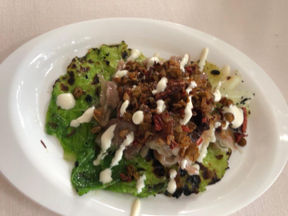 Galleria fotografica






La cena prologo di Pig Calabria è stata preparata al De Gustibus di Palmi. Nella foto Armando e Maurizio Sciarrone, figlio e padre









Padre e figlio della Macelleria Arturo di Campo Calabro (Reggio Calabria) preparano la caddara tradizionale a Villa Rossi. A sobbolire, le frittole, tutti i tagli del maiale









Luca Abbruzzino, chef del ristorante Abbruzzino di Catanzaro, tra Enzo e Renato Ioppolo della Macelleria Fratelli Ioppolo di San Giorgio Morgete (Reggio Calabria), telefono +39.0966.935101









Il motto è noto: del maiale non si butta via nulla









Luciano Monosilio (Pipero, Roma) prepara il su Bao ai piedini di maiale con salsa thai









E intanto fuori la caddara sobbolle









Sulla postazione di Angelo Sabatelli (Angelo Sabatelli, Putignano, Bari), girelle di topinambur e una montagna di ‘nduja









Ruggiero mette a punto la Cotenna soffiata









Costina di maiale glassata col liquido di cottura della frittola, aglio fermentato, puntarelle di Antonio Biafora (Biafora, San Giovanni in Fiore, Cosenza)









Costina glassata e crumble di pane alla camomilla di Gennaro Di Pace, Osteria di Porta del Vaglio a Saracena (Cosenza)









Taco di castagna, maiale, mela verde e maionese di ostriche di Luca Abbruzzino









Cotenna soffiata con mentuccia, provolone, sardella alla ‘nduja, limone e arancia di Mauricio Zillo (A Mere, Parigi)









Pancia di maiale fondente, spuma di patate, amaro del capo, finocchietto, capperi e meringa alle olive di Giacomo Sacchetto, sous chef di Casa Perbellini a Verona









Diego Rossi, diviso tra il green egg all’aperto e l’impiatto nella postazione interna…






