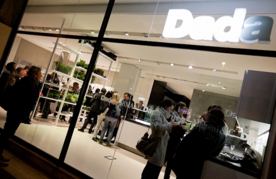 Galleria fotograficaCoda fuori dallo showroom Agape, via Statuto 12, per il piatto di Andrea BertonIl piatto di Berton:&nbsp;Focaccia di Recco con controfiletto di manzo crudo e composta di pomodoro piccanteAndrea BertonArclinea, corso Monforte 28: si preparano i fratelli&nbsp;Christian e Manuel Costardi, cuochi del ristorante Cinzia di VercelliL'imbuto di metallo per infilare il risotto nel barattolo warholiano. Alle spalle di Christian Costardi, Giulia Corradetti di Magenta BureauCostardi&rsquo;s tomato rice (omaggio a Andy Warhol)Manuel e ChristianLa gente godeCesar in via Larga 23, presidiato da&nbsp;Giovanni Ruggieri del ristorante RefettorioGiovanni Ruggieri con la sua&nbsp;Crema di patate con tarassaco all&rsquo;aceto di moscato, asparagi e salsa al crescioneGiovanni Ruggieri