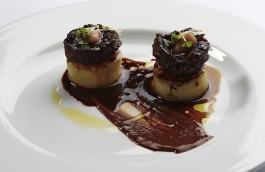 Galleria fotograficaFulvio Pierangelini, a lungo chef del Gambero Rosso di San Vincenzo (Livorno)La celebre Passatina di ceci con gamberi di Fulvio Pierangelini (qua il racconto integrale della lezione)Davide Scabin, chef del Combal.Zero di Rivoli (Torino)Il cyber egg di Davide Scabin, piatto simbolo del cuoco piemontesePasta salad di Davide ScabinVittorio Fusari, Dispensa Pane e Vini ad Adro (Brescia)L&rsquo;Interpretazione dell&rsquo;agnello di Alpago di Vittorio FusariLa pecora con gli occhiali della Val di Fanes, Vittorio FusariVirgilio Martinez, ristorante Central, Lima, Per&ugrave;
&nbsp;Capasanta, ka&ntilde;ihua&nbsp;di Ayaviri, emulsione di camu-camu di Virgilio MartinezErba andina/patata essiccata a 3mila metri, cacao amazzonico e giardino di Virgilio MartinezMeryem Cherkaoui de La Maison du Gourmet di Casablanca, MaroccoVongole allo zafferano in brodo con sapori marocchini, mandorle, fave e croccante di&nbsp;Meryem CherkaouCarlos Garcia, chef del ristorante Alto di Caracas, VenezuelaOssobuco nero con ossobuco di patata e soffritto criollo di Carlos Garcia