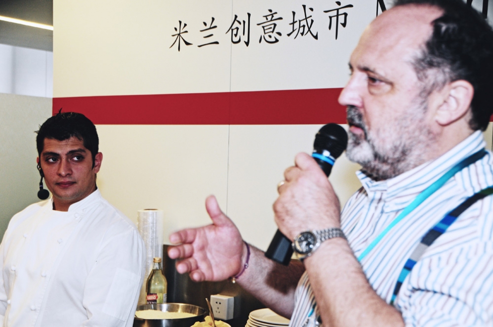 Galleria fotografica






Federico Graziani e Alessandro Negrini, sommelier e chef de Il Luogo di Aimo e Nadia a Milano








La lezione di Alessandro Negrini








Il Risotto carnaroli in guazzetto di mare di Alessandro Negrini








Il cooking show di Andrea Berton, chef del Trussardi alla Scala a Milano








Gli spaghetti alla chitarra di Andrea Berton








Gli spaghetti alla chitarra di Andrea Berton








Elio Sironi, chef del Bulgari a Milano








Il cooking show di Pietro Leemann, chef del Joia a Milano








La preparazione del Raviolo a mano di Pietro Leemann








Il Raviolo a mano di Pietro Leemann








Zuccherino, dessert servito da Pietro Leemann








Paolo Marchi introduce Giacomo Gallina, chef del Bice a Milano








La preparazione del lunch di Giacomo Gallina








Le Ranocchie riavvolte al burro d'erbe con timballo di crescione e aglietto di Giacomo Gallina








Il Padiglione Italia





