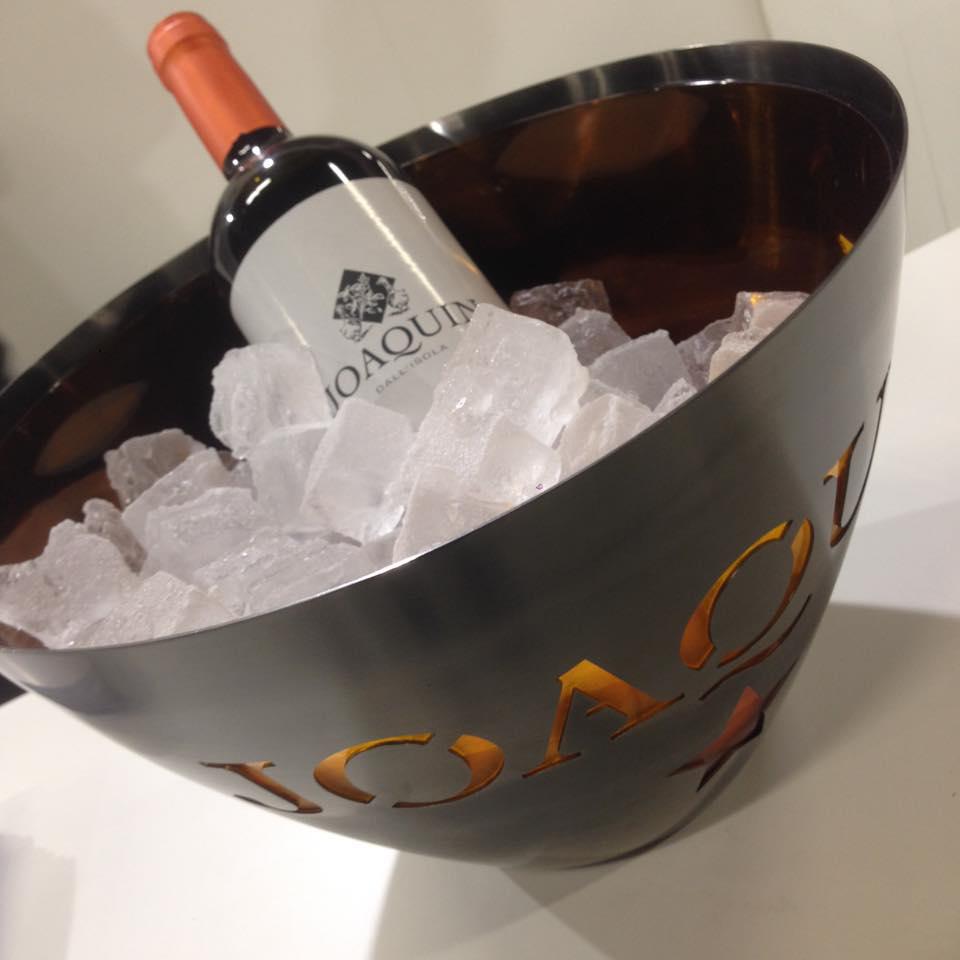 Galleria fotografica






Dispensa

Dispensa – Generi Alimentari & Generi Umani è il magazine italiano indipendente e da collezione dedicato al cibo, creato da Martina Liverani. In Dispensa le storie dei generi alimentari si intersecano a quelle dei generi umani dando vita a originali racconti fatti di parole e immagini. Un progetto controcorrente che in epoca digitale, grazie alla bellezza tattile di un prodotto editoriale antico, invita il lettore a riprendersi il tempo da dedicare alle cose belle. «Non potevamo mancare a questo grande evento, è un’occasione imperdibile non solo a livello di contatti ma anche perché ci offre una full immersion tra le eccellenze della gastronomia»









Italia Squisita 

ItaliaSquisita è il network b2b di riferimento per chi ama la ristorazione e l’accoglienza di alta gamma. Non è voluta mancare all'appuntamento con Identità Milano 2017









James 1599 

Debutto avventuroso nell'alta cucina a Identità Golose del brand James 1599. L'equipaggio, che muove i suoi passi dall'antica Compagnia Inglese delle Indie Orientali, ha portato in scena le sue spezie, i suoi sali dal mondo e le erbe aromatiche. Prodotti di alta qualità, attentamente ricercati e con un packaging all'altezza delle aspettative. Polveri impalpabili, semi aromatici, erbe disidratate, gemme marine e vulcaniche, magnifici pepi e non solo sono stati annusati e assaporati durante il congresso, assieme a golose frolle aromatizzate con la miscela di curry dolce She's My Curry creata ad hoc






