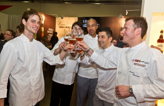 Galleria fotograficaAl centro Davide Oldani del D'O di Cornaredo (Milano) con Oliviero Toscani, fotografo e produttore di vinoGuffanti, storici affinatori di formaggi ad Arona (Novara)Lo spazio espositivo di Acqua Panna e S. Pellegrino. Le illustrazioni sono firmate da Gianluca BiscalchinPastificio dei CampiSelecta, un recinto di bont&agrave; firmate anche da Michele Rotondo, chef della Masseria Petrino di Palagianello (Taranto)
