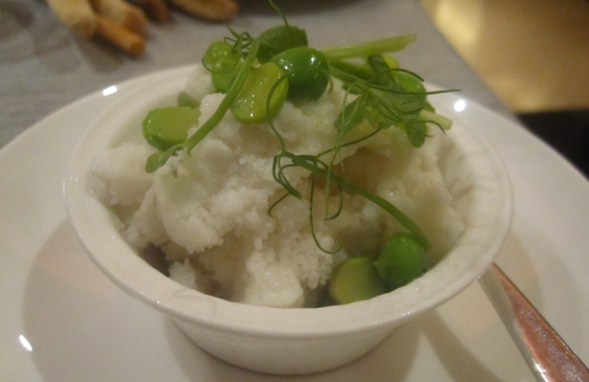 Galleria fotograficaSpugne di pane aromatizzate
Dopo il consueto pre-appetizer delle verdure disidratate (primo contenitore), arrivano le spugne, seconda parentesi colorata che rallegra il pasto dall&rsquo;inizio. In questo caso sono aromatizzate agli spinaci e uova di salmone; alla cipolla cotta al forno con terrina di vitello e alla curcuma con lardo. &laquo;Ma le combinazioni possono essere infinite&raquo;, spiega Matteo Baronetto, braccio destro di Carlo Cracco, &laquo;si possono utilizzare anche in pasticceria al cocco, ai lamponi&hellip; La tecnica &egrave; mutuata da Ferran Adri&agrave;. Abbiamo cercato di personalizzarla nel gusto. A me ricordano molto i canap&egrave; della tradizione piemontese. Senza maionese naturalmente&raquo;. Vivacit&agrave; cromatica ulteriormente ravvivata da un terzo contenitore di foglie di shiso e fiori di zucchina in tempura con riso venere e riso ai piselli fritto (che non vedete perch&eacute;, ahinoi, la foto &egrave; venuta male)Lamponi e sambuco
Nella girandola di appetizer spiccano questi piccoli lamponi farciti con infusione di sambuco serviti sul ghiaccio. &laquo;I suoi fiori in questi giorni li senti anche a Milano, passeggiando al parco. Un odore forte e piacevole. Stiamo lavorando allo stesso concetto anche con le fragole, i mirtilli, il ribes o i gelsi. Un'idea che interpreta quella tradizione sudamericana che ribalta l'ordine delle pietanze, con la frutta all'inizio del percorso, un po' come gi&agrave; succede con la nostra insalata russa caramellata. Sposa nota fruttate e speziate. Ma al posto della frutta potrebbe starci benissimo un'oliva, perch&eacute; no?&raquo;Panino al seitan con insalata e tartufo nero
Un panino di seitan dal contenuto variabile: al congresso di Identit&agrave; Milano 2012, sede della sua anteprima, c&rsquo;erano songino, fiori di piselli e lingua. &laquo;Sono masse di seitan da 15 grammi messe a cuocere nel micro-onde a 90 watt. Il calore fa lievitare il glutine tipo quasi alla maniera del vetro soffiato. L&rsquo;ispirazione ci &egrave; venuta da una ricetta di Simone Salvini letta sul sito di Identit&agrave; Golose&raquo;. A Milano la lingua cancell&ograve; l&rsquo;apparente connotazione vegana del piattoOstriche, crema di piselli e menta
&laquo;Ostriche con semplice crema leggera di latte e piselli messa nel sifone. Combina lo iodato dell&rsquo;ostrica, la dolcezza dei piselli e la freschezza dei menta. La puoi aggiungere anche sui tartufi di mare&raquo;Uovo di quaglia affumicato al rosmarino e prezzemolo bollito
&laquo;L&rsquo;uovo di quaglia viene bollito e pelato. Il tuorlo &egrave; laccato con gelatina di latte ai capperi. Le due met&agrave; dell&rsquo;albume sono arricchite con crema leggera di prezzemolo bollito. C&rsquo;&egrave; una nota affumicata al rosmarino, che gli diamo prima di farcire. &Egrave; un piatto che ricorda un po&rsquo; le uova sode ripiene&raquo;. Giusto il ricordoFoglie di shiso rosse e verdi con gambero e melassa di cipolla
&laquo;Un gambero (ligure, e quindi pi&ugrave; piccolo di quelli pescati in Sicilia) viene posto tra due foglie di shiso a carpaccio, tagliato e tenuto in frigo per 8 ore in modo che gli elementi si compenetrino d&rsquo;aromi l&rsquo;un l&rsquo;altro. La melassa &egrave; ottenuta invece stracuocendo in forno la cipolla, che si addenser&agrave; sfruttando i suoi zuccheri naturali. Completa l&rsquo;opera il nero hawaiano, un sale minerale, vulcanico. E un tocco di burro fuso per aiutare la balsamicit&agrave; dello shiso a esprimersi&raquo;Orata cotta appena su croccante di nocciole
&laquo;Il croccante viene messo in forno per 3 minuti. Tirato fuori, gli si poggia sopra il sashimi di orata, che 'cuocer&agrave;' cos&igrave; acquisendo la nota dolce dell'olio naturale del croccante&raquo;. Una sorta di sashimi alla piemontese. Vietato mangiare il croccantino sottostante perch&eacute; altrimenti l'orata non si sente. Semmai dopo...Salmone marinato e foie gras
Piatto in carta da Cracco pi&ugrave; o meno da un anno, &egrave; un inno all&rsquo;opulenza e alle note grasse. &laquo;Volevamo dare una variante allo stra-classico salmone col burro spalmato sul crostino&raquo;, spiega Baronetto.&nbsp;Il boccone del salmone senza foie gras deve rimanere per ultimo &laquo;senn&ograve; l&rsquo;avremmo chiamato foie gras e salmone&raquo;Gamberi, nocciole cotte e sambuco
La fonte d'ispirazione c'&egrave; ma proprio non si vede: &egrave; la celebre passatina di ceci con gamberi di Fulvio Pierangelini.&nbsp;&laquo;Casualmente ci siamo accorti che la nocciole, se bollite e messe per breve tempo in forno, prendono la consistenza dei ceci, o comunque di un legume&raquo;. L'ulteriore nota distintiva dal masterpiece pierangeliniano sono il sambuco e le foglie di rucola: &laquo;danno una nota agliacea e leggermente piccante che a me piace molto&raquo;Lattume, fagiolini, acetosella
Un piatto all'apparenza hardcore (il lattume &egrave; lo sperma delle gonadi del tonno maschio), stemperato dalla presenza di foglie di acetosella e da fagiolini liguri pelandroni, specie molto pi&ugrave; tenera delle taccole.&nbsp;&laquo;Li abbiamo cotti nel t&egrave; Lapsang Souchong per dare loro una nota affumicata. Questo aiuta a lenire il sapore densissimo del lattume, appena scottato. Per certi versi questo piatto mi ricorda un po' il filone di vitello piemontese, col midollo della spina dorsale. E' un modo per valorizzare una primizia, il lattume, che in queste settimane, coi tonni che invadono il Medterraneo a scopo riproduttivo, &egrave; fantastico&raquo;Tagliolini di farina di grano arso con salsiccia cruda e salsa al rafano
Ci torneremo presto nella newsletter Identit&agrave; di PastaSpugnole, ricci e cous cous di amaranto
&laquo;Il cous cous &egrave; quasi crudo e sabbioso, una consistenza che serve ad arricchire lo spettro di consistenze dei ricci e delle spugnole, molto cotti&raquo;. Un piatto di grande assonanze minerali, terragneLa Milanese sbagliata
Piatto presentato a Identit&agrave; Milano 2012, ironizza sulle pessime &ldquo;orecchie di elefante&rdquo; cucinate espresse e precotte in tante insegne, milanesi e non. Spesso, infatti, l&rsquo;impanatura si stacca dalla carne, che ci &ldquo;balla&rdquo; dentro. Nella versione Cracco-Baronetto le due componenti sono direttamente separate: &laquo;L&rsquo;impanatura la facciamo a parte nell&rsquo;uovo sbattuto e poi la cuciamo in un foglio di carta da forno nel burro chiarificato. Il carpaccio &egrave; di vitello, crudo alla maniera delle peggiori versioni. Sopra ci grattugiamo della buccia di limone&raquo;. Un errore riuscitissimo
Guancia di vitello brasata con cumino tostato
Carne tenerissima, sotto&rsquo;olio e cotta sottovuoto. &laquo;E' carne brasata alla maniera classica, ma senza il vino. La serviamo spezzata con le mani e cosparsa di cumino prima tostato e triturato&raquo;Gamberi al carbone 1
Il nuovo&nbsp;ma&icirc;tre del Ristorante&nbsp;Cracco, Francesco Palumbo osserva il vassoio di spiedini di gamberi cotti sul carbone ardente, altro piatto presentato a Identit&agrave; Milano 2012. Nelle intenzione degli autori, sfrutta le tradizioni conviviali del Nord Europa e della Grecia:&nbsp;&laquo;Il carbone &egrave; selezionato da un produttore francese, l'unico a non trattarlo col benzene. Al posto dei gamberi, piccoli perch&eacute; piccoli sono i tizzoni, potrebbero benissimo starci scampi, capesante. O anche dei piccoli bocconcini di pollo&raquo;Gamberi al carbone 2
La vera rivoluzione di questo piatto &egrave; che i gamberi cuociono sul carbone al tavolo. Un espediente scenico degno delle grandi imbadigioni di un tempoGamberi al carbone 3
Accanto ai gamberi viene servito un piatto pitturato con salsa di yogurt, miele e colatura di alici di Cetara. Un complemento perfetto perch&eacute; contrasta (l'acido dello yogurt e l'amaro della colatura) e insieme richiama (il dolce del miele) le note dello stesso gambero grigliato