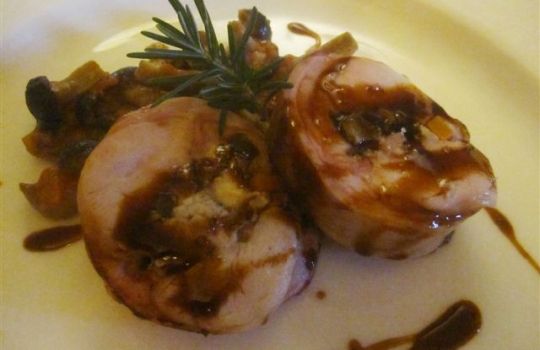 Galleria fotografica






Una foto del Monastero di Santa Rosa, prima della ristrutturazione. Costruito nel 1680, è sospeso a circa 500 metri sul livello del mare di Conca dei Marini, a un passo da Amalfi (Salerno). Prima dell'abbandono è stato gestito dalla famiglia Caterina per 3 generazioni. Nel 2001, l'acquisto dell'ereditiera Bianca Sharma. I lavori di restauro sono durati 11 lunghi anni








La facciata principale del Monastero vista dal terrazzamento della piscina. Le 20 suite, tutte con affaccio su Salerno e sul Cilento fino a Punta Licosa, portano ognuna il nome di un'erba, un fiore o una spezia locale (melissa, viola...). In alta stagione i prezzi oscillano tra i 550 e gli 850 euro a notte per le stanze "standard", fino a 2.950 euro per la Penthouse Suite








La foto non rende bene l'idea delle dimensioni del dirupo. Ma la distanza verticale tra il Monastero e la spiaggia è di 500 metri. La Conca dei Marini porta questo nome perché la stessa "conca" raggiunge una profondità di 800 metri. L'habitat acquatico ideale per diversi pesci da fondale, inclusi totani da 3-4 chili








I lavori sono durati tanto un po' per intoppi burocratici, un po' per regolamentare ogni dettaglio a norma di legge. Un compito piuttosto complicato, considerata la severità delle leggi sulla compatibilità eco-ambientale








La piscina riscaldata e il prolungamento ideale del mar Tirreno alle spalle








Scenografici ulivi millenari, di provenienza anche palestinese, troneggiano sui vari terrazzamenti della proprietà








L'architetto napoletano che ha coordinato il lavori di restauro, Francesco Avolio de Martino posa accanto a un confessionale pre-esistente nel Monastero. In caso qualcuno voglia fare improvvisa penitenza nel corridoio delle suite vista mare








La volta del ristorante del Monastero, praticamente un soppalco con feritoie ai bordi che danno sul bar sottostante. I coperti sono poco più di una trentina, e in stagione più calda vengono trasferiti sulla terrazza outdoor con vista sul Cilento








Il segnaposto del ristorante, così come i piatti da amouse-bouche in madreperla, sono firmati da vetrai artigianali di Murano. La S è quella di Santa Rosa





