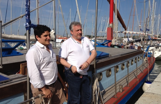 Galleria fotografica






A spasso tra i canali di Venezia. Esclusa l'estemporanea grandinata di domenica 24, la dodicesima edizione della S.Pellegrino Cooking Cup ha regalato un clima memorabile








Globetrotter, signature dish di Lorenzo Cogo alla Cooking Cup 2012








Il signature dish di Martin Volkaerts, belga dell'Air du Temps








Aragosta con vinaigrette d’ostrica e quinoa croccante, piatto che è valso a David Frenkel del Pronto di Tel Aviv, Israele, il People Choice’s Award 2012








Dumpling di lardo e gamberi con asparagi, tartufi di mare e erbe estive, signature dish di Richard Ousby del Quay di Sydney, Young Chef of the Year 2012








Bietola di sgombro con crema d'aglio, piselli e riso saltato, il piatto cucinato in mare dal vincitore Richard Ousby








La pietanza disegnata sabato sera da Jacob Holmstrom del Gastrologik di Stoccolma: un viaggio attorno al salmone che ha convinto tutti i giurati (e che gli è valso il secondo posto finale)








Daniel Berlin, Massimo Bottura, Davide Scabin, la foodblogger Lydia Capasso, Mauro Colagreco e Franco Favaretto valutano i piatti in gara nella hall del Molino Stucky Hilton di Venezia, teatro della prima sera dell'evento








Particolare del piatto del giovane cuoco russo in concorso: Anatoly Kazakov del Bon di Mosca








Domenica mattina, tutti i cuochi al mercato del pesce di Rialto a cercare gli ingredienti del Mystery Basket con cui comporre la ricetta a bordo








Delizie a Rialto








Il plotone di erbe aromatiche acquistate a Rialto da Lorenzo Cogo prende il largo sul watertaxi








Si comincia (cucinando e strambando)








Nuvoloni all'orizzonte








Nuvoloni all'orizzonte bis








Giuria a tavola a bordo del Timoteo, barcone attraccato all'isola di San Giorgio cui arrivano tutti i piatti cucinati dai concorrenti in barca. Si riconoscono Francesca Barberini, presidente del cook panel, Luke Dale Roberts, Davide Scabin e Mauro Colagreco








Massimo Bottura e Daniel Berlin








Lorenzo Cogo rifinisce i dettagli del suo Sgrombro a bordo da recapitare ai giurati








Massimo Bottura guarda il mondo da un oblò del Timoteo








Lorenzo Cogo intervistato da Elvio Gorelli








David Frenkel intervistato da una giornalista connazionale








Relax post-regata





