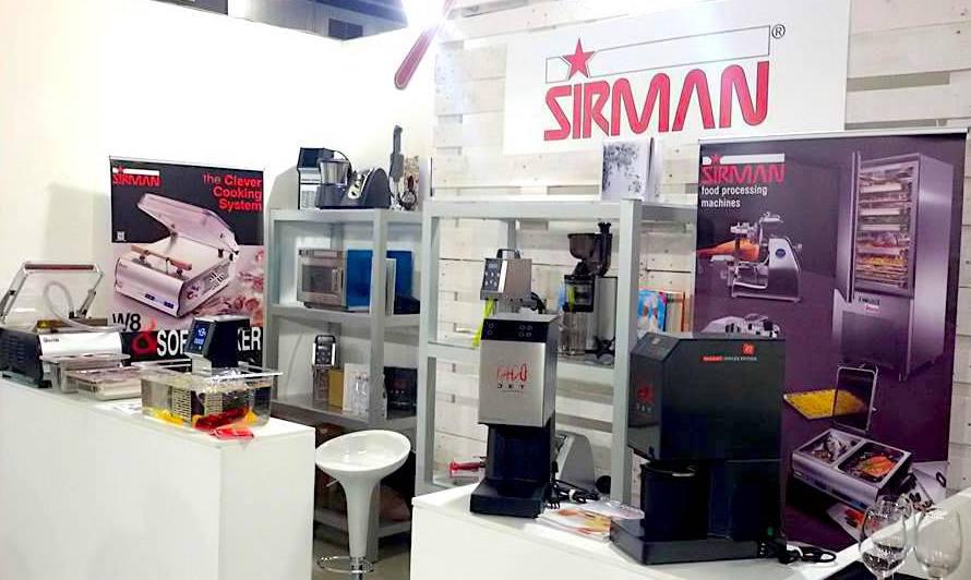 Galleria fotografica






Il viaggio nel mondo di Grana Padano è iniziato il primo giorno di congresso con due degustazioni orizzontali tenute dal Consorzio di Tutela ed è terminato con lo chef Andrea Ribaldone e i suoi sfiziosissimi finger food. La domenica Matteo Baronetto (nella foto con gli GnamBox ed Elisabetta Serraiotto, responsabile Marketing di Grana Padano) ha preparato originali tapas ideate per l'occasione, mentre per la giornata di chiusura il maestro Franco Pepe ci ha regalato la sua personale interpretazione della pizza fritta con il Grana Padano









Durante la pausa lavori, dalle 13 alle 15, lo spazio S.Pellegrino ha offerto ai visitatori del congresso la degustazione di un piatto d’autore: il sabato di Paolo Griffa e Alessandro Rapisarda (nella foto), finalisti rispettivamente della prima e della seconda edizione di S.Pellegrino Young Chef, la domenica un dolce di Loretta Fanella e lunedì il piatto Carciofo&Carciofo di Cristina Bowerman. Domenica alla tavola rotonda Coltivare il talento gli chef Cristina Bowerman, Caterina Ceraudo, Loretta Fanella, Anthony Genovese, Davide Oldani, Ciccio Sultano, Paolo Griffa e Alessandro Rapisarda hanno raccontato storie di successo tra maestri e allievi. E poi è stata da non perdere la specialissima Experience Box...









Giovanni Pellegrino, Alberto Basso e Giuseppe Lo Iudice (nella foto), giovani talenti del Premio Birra Moretti Grand Cru, hanno proposto le loro creazioni ideate in abbinamento con Birra Moretti Grand Cru, rispettivamente: Beer Donuts con Birra Moretti La Bianca, Pancia di maiale iberico, luppolo e Birra Moretti Grand Cru e Anatra alla Birra Moretti Lunga Maturazione, anche in abbinamento









Le miscele iTierra! Origins, in cui si coniugano eccellenza del prodotto, rispetto per l’ambiente e attenzione al sociale e la special edition di “Kafa”, uno dei caffè più pregiati al mondo che nasce nella foresta etiope, sono stati i  protagonisti dello spazio espositivo Lavazza, che ha ospitato un ’esperienza sensoriale con esclusivi aperitivi di food pairing firmati dallo chef Cesare Battisti e dal bartender Dennis Zoppi. A stupire i visitatori l’esclusiva auto “stellata” Smart Forfood, primo ristorante su quattro ruote nato dalla collaborazione tra Lavazza, Mercedes-Benz Italia, Michelin, Focaccia Group e Medici Style, sotto la direzione creativa di Davide Oldani (foto)









Allo stand di Vino Libero & Compagnia, il gruppo Fontanafredda (nella foto, Andrea Farinetti) ci ha raccontato la biodiversità agroalimentare italiana con un viaggio di degustazioni attraverso l’Italia del vino, tra le regioni più importanti del panorama enologico italiano, dal Piemonte fino alla Sicilia









Dopo 4 anni dalla prima edizione è tornato Bread Religion nello spazio Petra Molino Quaglia. Cuochi, pizzaioli, pasticcieri e panettieri hanno accompagnato gli ospiti del congresso lungo un viaggio di profumi e sapori che parte dal grano. Pagnotte da affettare, ciabatte alveolate, focacce salate e dolci lievitati, panini morbidi o con la crosta, impasti di lievito madre con farine Petra macinate a pietra o biologiche, con e senza glutine: queste le forme del pane che i professionisti ospiti hanno farcito per interpretare la loro idea del “viaggio”









Le Cantine Ferrari hanno scelto Identità Golose per continuare il percorso di approfondimento sull’Arte dell’Ospitalità avviato lo scorso anno con The World’s 50 Best Restaurants. Il tema dell’accoglienza, molto sentito da Ferrari che da anni si impegna a valorizzare l’importante ruolo della sala, è stato raccontato sul palcoscenico dell’Auditorium alla scoperta degli elementi che rendono indimenticabile l’esperienza gastronomica. Nella giornata di lunedì lo spazio Ferrari ha offerto degustazioni di Riserve Trentodoc: Perlè, Perlè Bianco, Perlè Nero e Perlè Rosè, abbinati alle creazioni di Alfio Ghezzi, del ristorante Locanda Margon di proprietà della famiglia Lunelli (nella foto, Matteo Lunelli a Identità Milano)









Regione Lombardia ha presentato i suoi prodotti agroalimentari di qualità, un’ampia rappresentanza che si colloca ai primi posti a livello nazionale: 34 prodotti Dop e Igp, 249 prodotti tradizionali di valenza storica, 41 vini tra Docg, Doc e Igt. Allo stand di Regione Lombardia si sono alternati produttori della Valtellina, del territorio comasco e dell’Oltrepò Pavese con degustazioni dei migliori prodotti e vini locali









Il Pastificio Felicetti ha fatto viaggiare la pasta coinvolgendo tre grandi chef al Monograno Diner: Carlo Cracco (nella foto, con Paolo Lopriore) ha presentato un piatto di pasta in chiave italiana, Giorgio Nava ha proposto una cucina sudafricana e Luca Fantin una ricetta ispirata ai sapori del Giappone. Un viaggio tra i sapori del profondo sud e dell’estremo oriente che parte da casa, dall’Italia. Ogni giorno si sono alternati ai fornelli tre giovani cuochi italiani: Lucia Tellone, Sara Preceruti e Antonio Colombo, per interpretare il nuovo nato in casa Felicetti: Il Valentino, lo spaghettone dalle dimensioni più generose









Si è aperto con un omaggio a Iginio Massari (nella foto) l’importante programma dedicato alla pasticceria d'autore che ha visto Valrhona protagonista al congresso. Dossier Dessert è stata l’occasione per osservare il mondo delle pasticcerie secondo la prospettiva internazionale che caratterizza l’approccio di Valrhona, da sempre impegnata a valorizzare l’innovazione e la creatività ponendo al centro il lavoro di tanti giovani professionisti









Alce Nero ha accolto il tema del viaggio costruendo un percorso che parla di materie prime biologiche e di luoghi in cui vengono coltivate. I visitatori hanno incontrato sapori e territori attraverso quattro diverse degustazioni di 12 prodotti, scandite ogni giorno al ritmo di colazione con yogurt, miele e frollini, pranzo con pasta, riso e cereali, merenda con cioccolato, composte di frutta e succhi e aperitivi con olio extravergine di oliva, pomodori e nettari di frutta









Lo spazio espositivo di Autogrill ha ricostruito Bistrot, l’innovativo concept realizzato in collaborazione con l’Università degli Studi di Scienze Gastronomiche di Pollenzo per valorizzare i prodotti tipici e il recupero delle pratiche artigianali. Per accompagnare i visitatori in un immaginario “viaggio lungo un giorno” è stato ricreato un “open-lab” dove riflettere sui nuovi trend del food, attraverso i vari momenti della giornata









«Identità di Champagne è l’appuntamento imperdibile per scoprire il prestigio della più antica Maison de Champagne» ha affermato Andrea Pasqua (nella foto), senior brand manager di Ruinart in Italia. Quest’anno il protagonista è Ruinart Rosé, l’espressione golosa del gusto Ruinart, un elegante connubio tra lo Chardonnay e il Pinot Noir. Le creazioni enoiche dello chef de caves Frédéric Panaiotis hanno mostrato la versatilità dell’abbinamento tra l’alta gastronomia e le bollicine francesi con tre degustazioni giornaliere nel Ruinart Lounge









Berto’s, partner ufficiale per la realizzazione di tutti gli impianti di cottura, ha presentato La Cucina, una nuova divisione su misura che esalta i valori dell’unicità. Vera protagonista sul palcoscenico dell’Auditorium, La Cucina è uno strumento unico, disegnato e realizzato in esclusiva. Allo stand Berto’s si sono alternati cooking show di Paolo Cappuccio, Nicola Dinato e Alessandro Borghese. «Le nostre cucine viaggiano in più di 90 paesi da oltre 40 anni – ha spiegato Enrico Berto - La contaminazione con le altre culture e gli altri mondi è stata fondamentale per portare l’azienda a sviluppare il prodotto che abbiamo presentato a Identità Golose»









Besser Vacuum ci ha illustrato tecniche di cottura sottovuoto e cooking show con degustazioni degli chef Paolo Cappuccio (nella foto) e Marco Marras, assieme alla presentazione del libro dello chef Cappuccio Carne e Foie Gras – Tecniche di cottura e design del piatto, un manuale-ricettario sulle cotture sottovuoto









Anche quest'anno continua la collaborazione con Bragard che ha vestito gli chef con la nuova giacca Grand Chef, che affianca alla versione classica in cotone Piuma Premium il modello Allure in cotone nanotecnologia, novità presentata al congresso assieme alla linea Premium Alain Ducasse By Bragard, nata dalla collaborazione con lo chef tristellato Alain Ducasse









Alessandro Guidi e Cristina Franceschetti vestono con Caraiba le tavole dei migliori ristoranti italiani dal 1993. I loro prestigiosi articoli sono stati utilizzati dagli chef per la presentazione dei piatti sui palchi delle sale del congresso, ma anche per tutti i premi dell'edizione 2017









Chs Group ha confermato la partnership con Comatec, azienda francese leader nella progettazione e realizzazione di articoli monouso di altissima qualità. Al congresso ha presentato una gamma allargata di creazioni all’avanguardia, tra cui un rivoluzionario sacchettino con cannuccia pensato per i cocktail dei locali delle grandi città dove vigono ordinanze sul vetro e contro l’inquinamento









Nello spazio di Coldline Living abbiamo scoperto Life, l’abbattitore multifunzione per la casa. I numerosi workshop presso lo stand hanno sottolineato l’efficacia delle 8 funzioni e degli oltre 100 programmi di Life. In tutte le sale e nelle cucine della manifestazione gli chef hanno lavorato con Vision, la più moderna tecnologia multiclimatica che offre ai professionisti la possibilità di controllare tutte le variabili che influiscono sulla qualità della conservazione degli alimenti









Essent’ial è un marchio emiliano che produce complementi d’arredo caratterizzati dal design originale e dall’utilizzo di materiali riciclati, come la fibra di cellulosa e il cartone Fsc. L’azienda ha fornito a Identità Golose pouf e poltrone che hanno arredato l’area lounge, oltre allo spazio Identità di Cocktail e i sacchetti porta pane, fil-rouge presente in tutti gli stand. Al Tuler, tagliere in cartone Fsc, ha accompagnato le preparazioni degli chef durante le lezioni









Il cubetto Hoshizaki "Crescent", unico a poter essere utilizzato nei secchielli del vino senza aggiunta d'acqua, ha avuto il palcoscenico più adatto a dimostrare le sue caratteristiche di durata, brillantezza e fluidità nell'accogliere bottiglie di vino e spumante/champagne, “a secco”. Non sono mancati il cubetto a sei lati e spigoli vivi, il vero "cubetto" Hoshizaki, come anche la forma a sfera e lo "shot glass", che in Hoshizaki prende una straordinaria lucentezza e trasparenza, utilizzati in veste di aperitivi di pregio, come caviale e salmone









Host Milano si è raccontata a Identità come la manifestazione di riferimento nel panorama mondiale dell’equipment, coffee and food, nonché il leader assoluto nei settori Ho.Re.Ca., foodservice, retail, Gdo e hotellerie. Circa 2000 aziende da 47 Paesi propongono macchine, attrezzature, prodotti e servizi innovativi e di qualità a 150mila operatori da 172 Paesi. Oltre al business, sono 400 gli appuntamenti tra cooking show e momenti di formazione. Host Milano è a fieramilano dal 20 al 24 ottobre 2017, con la seconda edizione di Identità Future in collaborazione con Identità Golose









Con i suoi piccoli elettrodomestici, KitchenAid ha supportato il talento e la passione degli chef di Identità Golose ma anche di tutti gli appassionati di cucina che desiderano raggiungere a casa gli stessi risultati di alto livello. Prestazioni professionali, alta qualità manifatturiera e design iconico da sempre contraddistinguono il marchio









A Identità Golose, Tutto Pannocarta di Lucart Group è stato un alleato prezioso per le attività degli chef impegnati sui palchi. L’innovativo rotolo in carta per la cucina ha caratteristiche funzionali di fortissimo impatto che ruotano intorno alla tecnologia della carta a secco









Qual è il futuro del gelato? La risposta è in una macchina mantecatrice di Motor Power e Brx, attenta ai temi della sostenibilità ambientale, pensata da e per i gelatieri. Nuovi metodi di gestire idee e processi creativi si sono alternati alle narrazioni dei migliori gelatieri d’Italia (nella foto, Roberto Lobrano) su temi come tecnica, ricerca e passione, mentre i grandi chef, come Moreno Cedroni, hanno preparato gelati inimmaginabili spalancando nuove frontiere della creatività









Pavoni Italia ha rinnovato la partnership con Identità Golose, in qualità di partner tecnico. L’azienda, con oltre 3 decenni di innovazione e di esperienza nel mercato della pasticceria e gelateria professionale e dell’HO.RE.CA, strizza l'occhio al mondo della ristorazione con collaborazioni eccellenti: Massimo Bottura e il progetto Camouflage; Davide Oldani e gli stampi in silicone che richiamano il mondo dello sport. Fiore all’occhiello dell’azienda sono gli stampi della pasticceria con il progetto Tuttifrutti con Emmanuele Forcone e progetto Mono di Gianluca Fusto. Nella foto, protagonista Andrea Tortora









La P&B Line distribuisce attrezzature professionali per il comparto food e beverage. I suoi articoli spaziano dai singoli prodotti fino ad arrivare allo sviluppo di soluzioni "chiavi in mano". Dealer di marchi indiscussi a livello mondiale, come Hoshizaki, Hobart, Gamko la rendono leader nazionale nel suo settore, fornendo prodotti professionali che si distinguono per avanguardia tecnologica, qualità e design









Piazza, partner di Identità Golose sin dalla prima edizione, ha supportato il congresso con la fornitura delle proprie attrezzature da cucina, dal pentolame al mestolame, per arrivare alla sua completa gamma di accessori necessaria al lavoro degli chef. Protagoniste nello stand di Piazza sono state le nuove casseruole multistrato della collezione 4-ply. Un prodotto che nasce dall'assemblaggio di 4 diversi metalli per garantire una perfetta conducibilità termica, igienicità, leggerezza, praticità e maneggevolezza









Identità è anche il luogo dove scoprire nuove tecnologie al servizio della tavola. Ecco ad esempio i forni Rational nelle cucine di Identità Golose con il SelfCookingCenter "whitefficiency".









Coltellerie Sanelli ha presentato la nuova linea di coltelli Premana Professional, consoni alle esigenze di ogni appassionato di cucina. Tutti i prodotti Sanelli sono fabbricati in Italia con cura artigianale e tecnologie moderne che permettono di raggiungere livelli di eccellenza nella fabbricazione di coltelli e strumenti per il taglio. I coltelli Sanelli sono stati utilizzati da tutti gli chef al congresso






