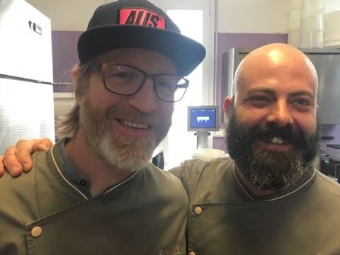 Galleria fotografica






Burns a Firenze









Burns e Brunelli a Senigallia









Gelato al cioccolato di Paolo Brunelli con polvere di palmaria palmata, alga rossa portata da Burns









Burns sul lungomare di Senigallia









Nel suo tour italiano, Burns ha visitato anche il quartier generale di Carpigiani a Bologna, Bonajuto in Sicilia e ha cucinato un 4 mani con Lorenzo Cogo a Vicenza






