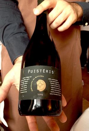 Galleria fotografica






Un'installazione eloquente al primo piano di Casa Puddu. La struttura in cui è inserito il ristorante ospita al primo piano una serie (molto mutevole) di opere d'arte di giovani artisti








La cantina dei vini del S'Apposentu ospita anche un numero notevole di forme di formaggio di varie stagionature (pecorino, soprattutto)








L'orto inserito nel complesso di Casa Puddu. E' il vero regno di Roberto Petza, che troverete molto abbronzato non certo perché se ne va al mare: trascorre ore a curare ortaggi e germogli da lui stesso piantati








Casa Puddu dall'esterno. Il complesso, risalente a inizio Novecento e ristrutturato di recente, offre un bell'esempio di liberty sardo (anzi campidanese, anzi della Marmilla) 








Galline razzolano nell'aia ricavata in un fazzoletto di Casa Puddu. Ve le ritroverete nel piatto in forma di brodo o carne (se non ci pensano prima le volpi del circondario, che vengono spesso a far strage di notte)








Gamberi con liquirizia e insalata estiva, entrée fresca e balsamica in carta al S'Apposentu








Zuppa con uova delle nostre galline, crema di patate, cipolle e tartufo scorzone di Nurallao








Ravioli di melanzane affumicate, tartufo scorzone e pecorino, una sintesi di proporzioni calibrate tra contenuto, contenitore e condimento








Maialino brado cotto nel fumo di mirto con salsa alla malvasia e patate affumicate: disossato, passato in padella, messo nel Roner 8 ore e poi ancora passato in padella. Carne molto tenera





