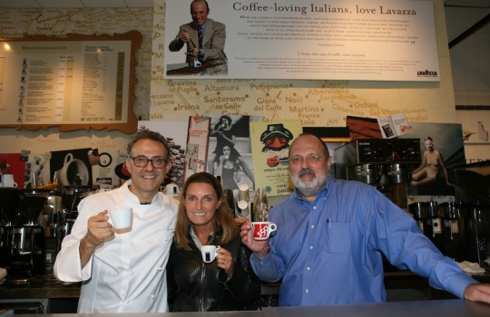 Galleria fotografica






Giuseppe Rambaldi del Combal.Zero, in sostituzione dello chef Davide Scabin, Mario Batali, Babbo e tanto altro a New York e Cesare Battisti, Ratanà a Milano








Ravioli gamberi e basilico con burro e zucca di Mario Batali








Penne con crema di peperoni di Cesare Battisti








Riccardo Felicetti e Pavia Rosati








Mario Batali e Alex Pilas, responsabile delle cucine di Eataly New York








Moreno Cedroni, ristorante Madonnina del Pescatore di Senigallia (Ancona) e Dave Pasternack, Esca a New York City








Baccalà e lepre in salsa di lamponi di Moreno Cedroni








Crudo con mele e rape di Dave Pasternack








Alessandra Rotondi, Moreno Cedroni e il suo sous chef Luca Abbadir








Berlucchi nei calici








I protagonisti della cena del primo giorno in Birreria di Eataly: Alex Pilas, Carlo Cracco, Matteo Monti, Mauro Uliassi, Giuseppe Rambaldi, Cesare Battisti, Mark Ladner, Katia Delogu, Mario Batali e Claudio Ceroni di Magenta Bureau








Appuntamento al buio, il dessert di Katia Delogu








Sala piena sul tetto di Eataly








Batali fotografa Massimo Bottura e Daniel Boulud, protagonisti della prima lezione del secondo giorno





