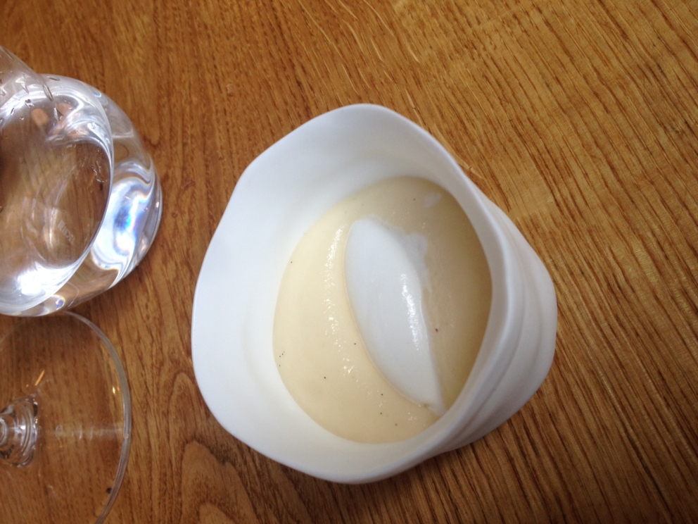 Galleria fotografica






Manzo, lampone, parmigiano








Piselli, panace e arancio confit








Bietole e more








Uovo, mais, cumino








Pomodori, mandorle e polveri di basilico rosso e verde








Pan brioches su un letto di fieno con burro della Normandia








Brodo di gamberi e carote








Calamaro, tartare di speck, aglio confit e cavolo riccio








Anguilla e sesamo nero (e cubetti nascosti di mela verde)








Scegli l'arma...








...per sezionare il Piccione con radici





