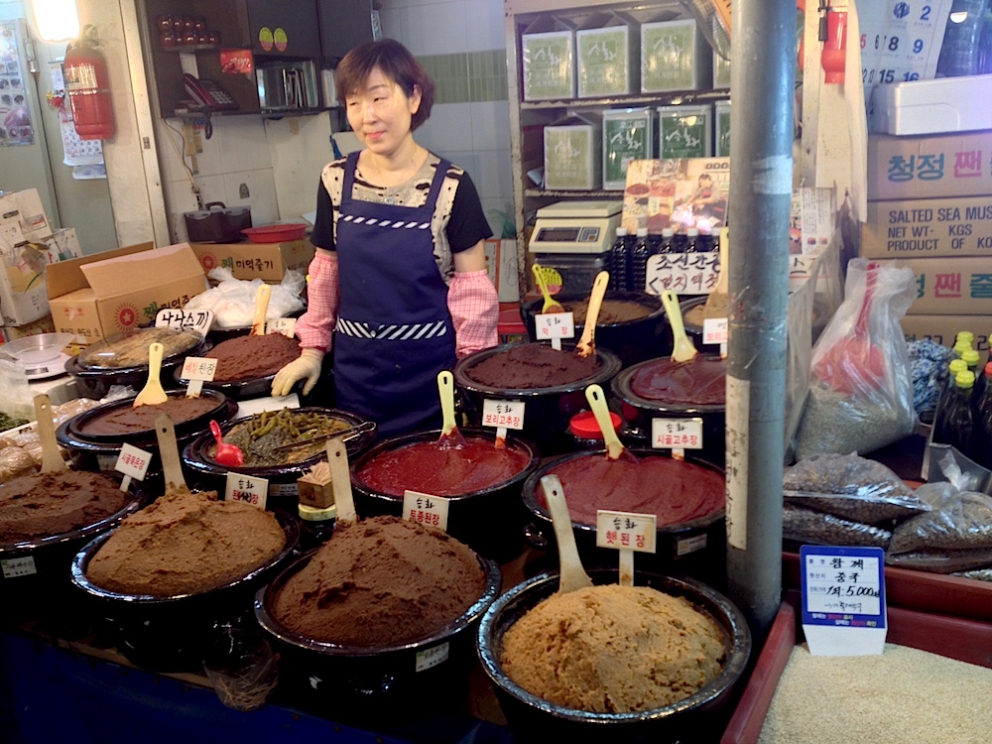 Galleria fotografica






Panoramica dal 32mo piano del Lotte Hotel di Seul. La capitale della Corea del Sud (che i locali pronunciano "sol"), con 10 milioni di abitanti (25 considerando tutta la proncia di Gyeonggi) è tra le città più popolose al mondo








Sfigurata nel Novecento dai Giapponesi (prima parte del secolo) e dalla guerra di Corea (1950-1953), oggi Seul ha un aspetto moderno, piuttosto occidentale








Con decine di milioni di turisti all'anno, Seul è tra le 10 città più visitate al mondo. Nella foto, una delle attrazioni più viste in città: il Dongdaemun Design Plaza, progettato da Zaha Adid e Samoo e completato nel marzo del 2014
 








A passeggio per il quartiere di Myeongdong, molto frequentato anche per l’alta concentrazione di ristoranti








Il viaggio era cominciato bene: tra le opzioni commestibili sui voli di Korean Air c’è proprio una squisita Bibimpap, con tanto di foglietto illustrativo








Bancarelle all’ingresso del mercato Namdaemun, tra i più popolari di Seul. Chiunque può andare e comprare; non occorrono licenze








Namdaemun, trippa a mollo








L’affitto di una bancarella al Namdaemun costa circa 2.000 dollari americani al mese, ma consente un ricavo medio mensile di almeno il doppio








Cozze giganti, molto popolari sulle tavole coreane








I mercati sono sterminati, molto puliti e per nulla caotici








All’interno del mercato, c’è anche un ristorante molto spartano e molto buono. Serve di tutto: hoe (pesce crudo), kimchi (verdure fermentate), guk tang (zuppe), bibimpap…








Baek kimchi: cavolo stufato con rape bianche, pere, prezzemolo coreano. Talvolta è servito anche con le castagne








Scodella di Bibimbap








Uova di quaglia bollite, aglio e edamame








A chiusura del pasto, ecco una bella zuppa fumante (erano le 8 del mattino)








Zuppa di alghe e merluzzo








Mingles, sulla Cheongdam-dong nel quartiere di Gangnam-gu, è l’indirizzo più interessante di cucina coreana contemporanea. L’ha aperto poco più di un anno fa Mingoo Kang, tornato a casa dopo esperienze da Martin Berasategui e da Nobu Bahamas








Mingoo Kang propone un solo menu degustazione da 88.000 won (circa 70 euro). Ognuno dei piatti contiene sempre un elemento fermentato








Mingles esprime un approccio creativo fondato però sulle salse fermentate, pilastro della cucina coreana tradizionale: cho (aceto), gan-jang (salsa di soia), gochu-jang (pasta molto piccante di peperoni rossi, fagioli di soia bolliti e sale), doen-jang (pasta di fagioli di soia), erbe e spezie








Composizione iniziale di amuse bouche. Da sinistra a destra: Polpo, foglia di senape e pasta di aioli fermentata; Gelatina di bacche omija, zuppetta di asparagi bianchi, mirtilli e spuma di aceto nero e Pera arrotolata nella sogliola (salsa di gochu jang marinata nello yuzu), uva e peperoncino








Sandwich di fegato di rana pescatrice in sfoglia di miele su chip di funghi








Insalata di noodle di riso con senape coreana, spuma di tofu, alghe marinate, abalone e aragosta








Torchon di foie gras marinato nel doen jang (pasta di fagioli di soia), vino di prugne dorate corane e kimchi bianco








Branzino al vapore con calamari mignon brasati in cima e alga combu, brodo di alghe, granchio e kimchi bianco








Cracker di alghe e tapioca con polvere di tartufo, uova di salmone, melanzana e purea di mango








Noodle di umami (capelli d’angelo, pasta di alghe e inchiostro di seppia), brodo di pollo e pesce, spuma di lemongrass, ricci di mare, ostriche fritte e gambero








Per dessert, Crème brulee di jang tro, pican di gan-jang, gochu-jang, gelato alla vaniglia e spuma di whisky








La squadra del ristorante Mingles fa festa a fine cena coi colleghi dell’Osteria Francescana. Al centro, Massimo Bottura, presenza illustre del Seoul Gourmet Festival (leggi qui)








Al centro, Vivian Han, patron del ristorante Congdu, uno dei più quotati in città, il posto ideale esperire la doppia anima della cucina coreana, tra la tradizione e una avanguardia moderata. Con lei si riconoscono lo chef Hwan Eui Lee e Chris Kwon, regista di sala (foto David Rosengarten)








The bella veranda del ristorante Congdu, indirizzo 116-1 Deoksu Palace








Spalla di maiale Jeju cotta in bassa temperatura per 48 ore con gimchi invecchiato








Carpaccio di manzo con 3 tipi di salsa di soia stagionata, caviale e insalata di fiori








Il cocktail più noto del Congdu: makgeolli di fagioli neri e ginseng rosso invecchiato 6 anni








AND dining, il ristorante di Jinmo Jang, si trova sulla Hannam-dong, quartiere di Yongsan-gu, quartiere vivace ad alto tasso hispter nella periferia meridionale della città. Si accede al ristorante di fine dining da una porticina, dopo aver passato una caffetteria da colazione








E’ un bancone di soli 8 coperti in tutto, con 3 persone in cucina. Solo menu degustazione da 130.000 won (105 euro circa)








Jinmo Jang, 30 anni, e il suo sous chef ByeongCheol Mun, 21 anni. La cucina di AND parte da una base coreana ma poi spazia in tutto il mondo, con richiami alla Nordic Cuisine e ampie parentesi anche al tecno-emozionale di stampo spagnolo (sifoni, maltodestrine, eccetera)








Amuse bouche: Minisandwich di mela e formaggio di capra, croquette alla carota e arancio, latte di tigre e tuorlo d’uovo al tartufo. Sotto, tartufo al cioccolato e gochujang








Tartare di capasanta con latte di ricci di mare e neve








Sea ("mare"): sabbia edibile di aringhe affumicate, alghe, olio di fagioli fermentati con maltodestrina di tapioca. Il tutto è servito con gamberi al vapore, lumache di mare, vongole, ostriche feremntate e tunicata








Abalone e uova di triglia disidratate








Anatra su salsa di bietole








Peperoncini all’ingresso del Noryangin, l'altro monumentale mercato della città (con wi-fi pubblico)













Tunicata (sea squirt in inglese), mollusco molto popolare in Corea: tolto l’involucro gommoso, si preleva il contenuto e si frigge








Enorme la varietà di granchi coreani, buonissimi se fermentati nella salsa di soia (Gankang-gejang)








Prawns in fila








Granchi reali








Echiurodei (spoon worms in inglese), altro mollusco diffuso








Gianchetti essiccati. Nessun posto al mondo vanta una varietà così sterminata di pesce essiccato








Variazioni di peperoni rossi fermentati, un vero simbolo della cucina coreana








Sullo sfondo, le preziose anguille. Il pezzo più pregiato del mercato? Gli abaloni: 35 euro al chilo








Torniamo all’aperto del Noryangin per scoprire radici di ogni ordine e grado, molto utilizzate per le infusioni








Daikon fermentato nella salsa di soia








Il frutto interno del cactus. Ci ricavano dei succhi








Gim, le splendide alghe coreane, disidratate e spesso condite con sesamo. «La nostre sono le migliori», si vantano








Carne di cane, la parte più controversa della cucina coreana. È un’usanza ora molto meno diffusa di un tempo, quando la povertà costringeva a introdurre i 4 zampe nella dieta. I cani preferiti sono i nureongi (razza gialla). Li mettono a bollire per un paio d’ore e li accompagnano con aglio, cipolla verde e talvolta del ginger. La carne è molto saporita, dicono





