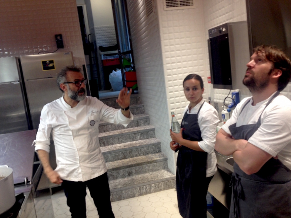 Galleria fotografica






PENSIEROSO. Ore 16.30 Massimo Bottura riflette in piazzale Greco prima del servizio








Il latte? Si utilizza solo quello che scade il giorno stesso








Frutta e verdura dall'Expo: ammaccata ma buona








Imperativo dietro le quinte: differenziare sistematicamente tutti i rifiuti








Men at work








Chili di fragole per il sorbetto finale. Le telecamere sono per un documentario che racconterà questi primi mesi di Refettorio Ambrosiano








Il pane è un dono di Jean Marc Vezzoli. Affetta Zanatta








Mise en place francescana








In cucina: l'australiano Beau Clugston (Noma) e la canadese Jessica Rosval (Osteria Francescana)













La base del dessert finale: fragole e banana cake













Nel pentolone di Massimo: croste di parmigiano, bucce di patate, foglie di alloro, prosciutto








Cristina Reni, tra i registi del Refettorio








Brodo vegetale ricavato da funghi, lime bruciato e tostato e servito con cipolle, zucca, zucchine ed erbe aromatiche (basilico, alloro, timo)








CUOCHI DI VERTICE. Bottura, numero due al mondo per la 50Best e Redzepi, terzo ma in vetta per quattro edizioni





