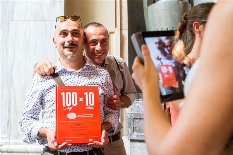 Galleria fotograficaLa presentazione di "100 chef x 10 anni": il microfono a Claudio Ceroni, patron MAGENTAbureauPaolo Marchi con Massimo BotturaGli chef affacciati alla balconata della Stazione Centrale di MilanoIl saluto degli chefSpazio agli autori e ai curatori di "100 chef x 10 anni": Giulia Corradetti, Annalisa Cavaleri, Carlo Passera. Con loro, Claudio Ceroni e Paolo MarchiLuciano Monosilio, Luca De Santi, Anthony Genovese, Cesare Battisti, Francesco ApredaClaudio Ceroni intervistatoPaolo Marchi, Massimo Bottura e Stefano Peccatori, direttore generale di Mondadori ElectaAlessandro Negrini, i fratelli Costardi e Davide ScabinDavide OldaniDavide Scabin con Enrico PaneroI cuochi "naturali": Simone Salvini e Pietro Leemann. C'era anche Daniela CicioniUgo AlciatiDialogo tra Franco Pepe e Massimo BotturaFabio Abbattista