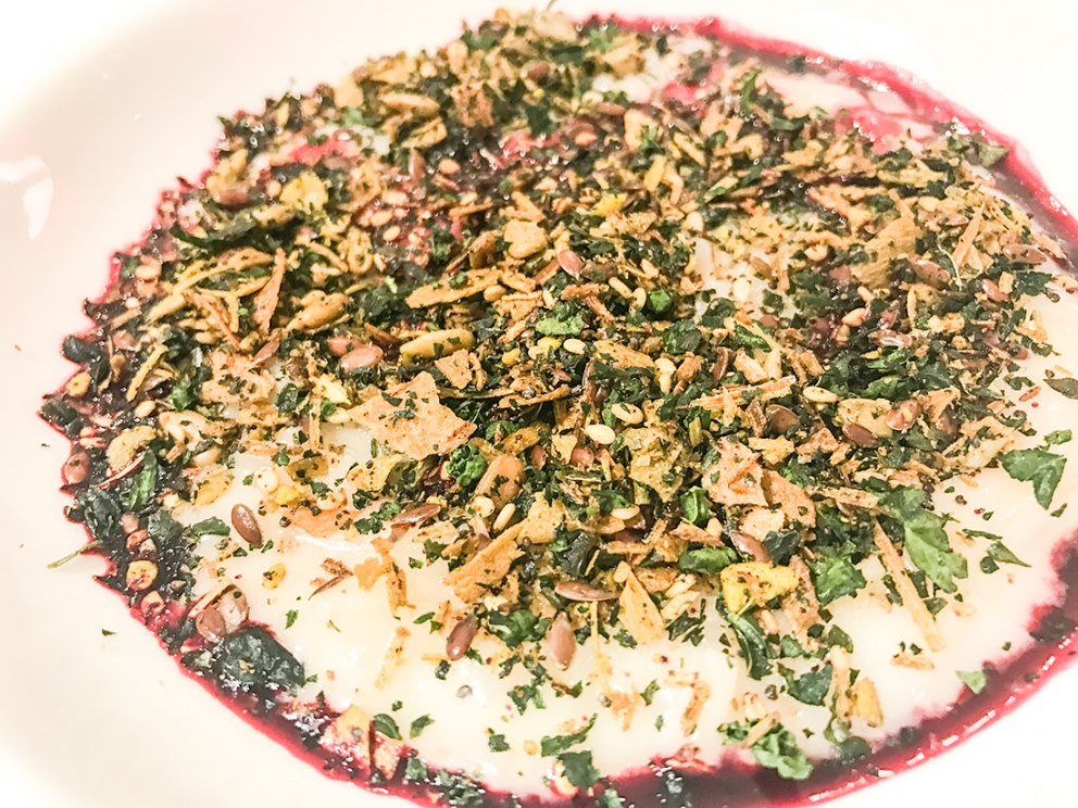 Galleria fotografica






L'ingresso di Eataly Smeraldo a Milano, vestito a festa per il decennale. Il primo Eataly aprì al Lingotto di Torino il 27 gennaio 2007. Milano inaugurò nel marzo 2014









121 i coperti della cena celebrativa milanese, distribuiti al secondo piano









Antonia Klugmann si prepara









Foto di gruppo prima della cena. Si incaricano dell'introduzione della serata, dei cuochi e dei piatti Stefano Murialdo, direttore di Eataly Milano (al centro) e Gabriele Zanatta di Identità Golose (a sinistra)









Bartolini, Tokuyoshi, Berton, Ruggieri e Tassa









Ruggieri, Tassa, Klugmann e Varese














Enrico Bartolini









Klugmann e Tassa














Tutti al posto, si comincia









L'entrée di 4 assaggi di Andrea Berton: Focaccia con burro all’olio e alice marinata, Parmigiana di melanzane, Bon bon di baccalà al nero e Panino al vapore con barbabietola









Patata soffice uovo e uova di Enrico Bartolini









Broccolo, bergamotto e midollo di Antonia Klugmann






