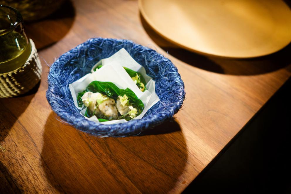 Galleria fotograficaChampagne&nbsp;Louis Roederer&nbsp;2009, Blanc de blancs
Pi&ntilde;uela e tamarindo
Pi&ntilde;uela&nbsp;e tamarindo, da vicino
Vongola regina dal golfo di California
La vongola da vicino
Saluto con pomodori disidratati e chapulines&nbsp;
Brodo freddo di masa con lime e fiori del momento
Mead, birrificio&nbsp;Escollo, stato di&nbsp;Quer&eacute;taro
Cocco giovane e caviale
Vino: Presencia Casual 2014, da uve Semillon,&nbsp;Luis-Antoine Luyt, Cile
Frutta tropicale e Chile de arbol (peperoncino Coda di topo)
Frutta locale
Ceviche di banana e olio di alghe kelp
Alga kelp gigante e michelada di cozze
