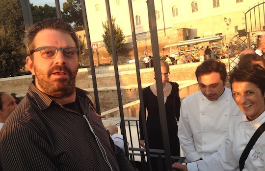 Galleria fotograficaPalloncini rossi in piazza di Spagna: via a Chef sotto le stelle 225 gradi, sole e tanti sorrisiLa terrazza del Palazzetto dell'Hotel Hassler, prologo dell'eventoA sinistra, il colombiano Roy Caceres di Metamorfosi e&nbsp;Massimo D'Innocenti di Casina ValadierA destra, Michele Gioia del Cesar della Posta VecchiaGianfranco Pascucci scherza con Alessandro Circiello e&nbsp;Anna Dente dell'Osteria di San CesarioDino De BellisMozzarella di bufala a go goMassimo Riccioli e consorte