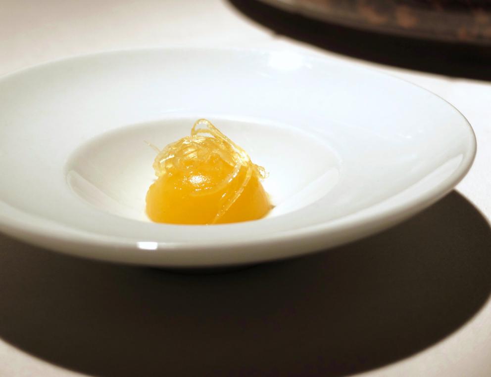 Galleria fotografica






La nostra splendida cena da Antonia Klugmann nelle foto di Tanio Liotta. Si inizia con Fagottino di bieta sbollentata, carota candita, curcuma, peperoncino, succo di limone e trifoglio









Cozza di Sistiana, bottarga (in gel e grattugiata), zenzero candito, prezzemolo, coriandolo e nigella: buonissimo









Baccalà mantecato e rapa rossa: il baccalà mantecato con evo, tre espressioni della rapa (centrifugata, cruda tagliata sottile e affumicata)









Gambero rosa crudo e friggitello alla fiamma, salsa del friggitello, bisque di gambero, dragoncello









Midollo di manzo e cime di broccolo, il suo gambo in salamoia, una sua centrifuga, la foglia spadellata, silene, olio, polvere e purea di bergamotto: piatto indimenticabile









Insalata: asparagi verdi sbollentati e poi scottati in padella, lattuga dell'orto, borragine essiccata, il suo gambo cotto in acqua e burro, stellina odorosa, centrifuga di acetosa. Altro piatto da Oscar, la composizione cambia di giorno in giorno, dipende da quello che si trova









Golosità pura, ma anche soavità da grandissima cucina: Fegato e cuore di agnello alla brace in retina di maiale, fave e piselli croccanti, germogli di pisello, crema all'aglio dolce









Trippa fagioli, polvere bruciata ed edera: la trippa è la cosiddetta cuffia, viene bollita in modo classico nel brodo vegetale, quindi tagliata a fettuccine e rosolata, poi bollita di nuovo in brodo di ossa di maiale affumicate. Quindi cenere di sedano nero, carote e cipolle, edera di campo raccolta la mattina stessa, fagioli borlotti «del nostro giardino». Altro grandissimo piatto, come rendere la trippa elegante e complessa









Spaghetti alla seppia e il suo nero, «questo è comfort food» ci dice Romano De Feo. Ma buonissimo: lo spaghetto di Gragnano viene mantecato in una salsa al fegato di seppia, quindi pepe del Nepal per una nota agrumata, il nero e la seppia cruda









Un nuovo risotto: Riso Motta, parmigiano, spinacino selvatico cotto e crudo, olio al ginepro, saba al parmigiano e grappa. «Questo è un piatto che mi è venuto in mente durante una degustazione alla Premiata Distilleria Pagura 1879 di Castions di Zoppola», la più antica del Friuli. Interessantissimo, noi ci sentiamo persino il profumo del panettone









Asparago bianco, acqua di mandorle e fiori di rosmarino: l'asparago viene messo nella stagnola e cotto al forno con poco burro, in modo da farlo restare umido ma donargli una nota grigliata. Poi c'è anche un po' di sambuco









Lasagnetta aperta all'aglio orsino e sclopit (la parola friulana per la silene): gli aromi sono già nell'impasto, la pasta non viene mantecata, quindi crema di ortica, una battuta di bruscandoli, erba di San Pietro, semi di aglio orsino per una nota croccante. Pura vegetalità, di classe









Guancia bollita nella birra, asparagi selvatici









Cremoso alla carruba, miele e semi di sesamo, lino, girasole, zucca









Idea, un raviolo per dolce: la pasta è di sola acqua e farina, alla coreana. E' ripiena di noci tostate, mele, pan grattato tostato, erbe essiccate (salvia, timo, silene)... Poi mantecata nella crema dolce d'orzo. «Nelle valli del Natisone c'è questa idea del raviolo bollito, che poi richiama la gubana». Il raviolo viene guarnito di erbe fresche (edera del campo, achillea, filipendula, timo rosso selvatico, camomilla), «quindi c'è anche il rapporto tra erbe fresche e secche, come in Francia»









Crema di latte, gel di caffè, composta di pere sciroppate






