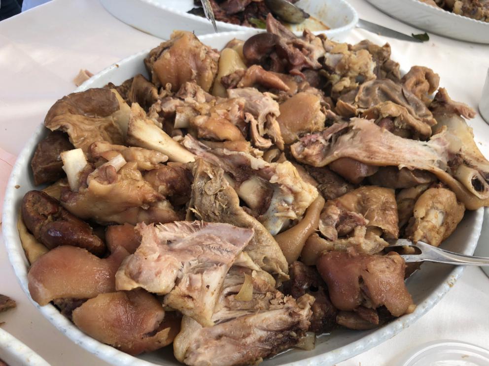 Galleria fotografica






La cena prologo di Pig Calabria è stata preparata al De Gustibus di Palmi. Nella foto Armando e Maurizio Sciarrone, figlio e padre









Padre e figlio della Macelleria Arturo di Campo Calabro (Reggio Calabria) preparano la caddara tradizionale a Villa Rossi. A sobbolire, le frittole, tutti i tagli del maiale









Luca Abbruzzino, chef del ristorante Abbruzzino di Catanzaro, tra Enzo e Renato Ioppolo della Macelleria Fratelli Ioppolo di San Giorgio Morgete (Reggio Calabria), telefono +39.0966.935101









Il motto è noto: del maiale non si butta via nulla









Luciano Monosilio (Pipero, Roma) prepara il su Bao ai piedini di maiale con salsa thai









E intanto fuori la caddara sobbolle









Sulla postazione di Angelo Sabatelli (Angelo Sabatelli, Putignano, Bari), girelle di topinambur e una montagna di ‘nduja









Ruggiero mette a punto la Cotenna soffiata









Costina di maiale glassata col liquido di cottura della frittola, aglio fermentato, puntarelle di Antonio Biafora (Biafora, San Giovanni in Fiore, Cosenza)









Costina glassata e crumble di pane alla camomilla di Gennaro Di Pace, Osteria di Porta del Vaglio a Saracena (Cosenza)









Taco di castagna, maiale, mela verde e maionese di ostriche di Luca Abbruzzino









Cotenna soffiata con mentuccia, provolone, sardella alla ‘nduja, limone e arancia di Mauricio Zillo (A Mere, Parigi)









Pancia di maiale fondente, spuma di patate, amaro del capo, finocchietto, capperi e meringa alle olive di Giacomo Sacchetto, sous chef di Casa Perbellini a Verona









Diego Rossi, diviso tra il green egg all’aperto e l’impiatto nella postazione interna…









… per preparare la sua Verza bruciata con orecchie di maiale, lenticchie fritte, peperone crusco e bergamotto, da chiudere alla maniera di un sandwich






