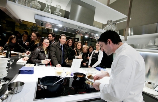 Galleria fotograficaCoda fuori dallo showroom Agape, via Statuto 12, per il piatto di Andrea BertonIl piatto di Berton:&nbsp;Focaccia di Recco con controfiletto di manzo crudo e composta di pomodoro piccanteAndrea BertonArclinea, corso Monforte 28: si preparano i fratelli&nbsp;Christian e Manuel Costardi, cuochi del ristorante Cinzia di VercelliL'imbuto di metallo per infilare il risotto nel barattolo warholiano. Alle spalle di Christian Costardi, Giulia Corradetti di Magenta BureauCostardi&rsquo;s tomato rice (omaggio a Andy Warhol)Manuel e ChristianLa gente godeCesar in via Larga 23, presidiato da&nbsp;Giovanni Ruggieri del ristorante RefettorioGiovanni Ruggieri con la sua&nbsp;Crema di patate con tarassaco all&rsquo;aceto di moscato, asparagi e salsa al crescioneGiovanni RuggieriTutti da Dada in via Larga, angolo piazza Santo Stefano, per&nbsp;Fabio Pisani e Alessandro Negrini di Aimo e Nadia