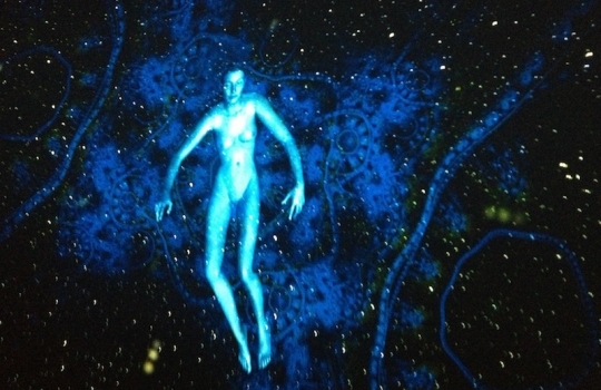 Galleria fotografica






Le prove generali








Prove del primo atto: al centro, il Bonsai di pica-pica


















Comincia la nostra esperienza: occhio all'indirizzo del centro Arts Santa Monica








Fuori staziona il van di Girona con tutto il nécessaire commestibile








Dentro, la targa coi ringraziamenti a tutti coloro che hanno lavorato al progetto








Per arrivare al set dell'opera si attraversa una mostra che proietta in oblò teaser coi motivi anticipatori di quel che troveremo dentro








Un altro teaser








Il set prima delle trasmissioni













Si parte








Una spirale ci introduce al viaggio








Al centro del tavolo, nascosto tra bonsai (un classico rochiano), pica-pica di bon bon rappresentativi di vari paesi: cevice peruviano, guacamole messicano, cous-cous marocchino...








Commensali spiazzati








Il sogno ha inizio: l'atto primo mette in tavola la Luna, sfere di tartufo bianco e nero con distillato terrestre








Intorno, un video di Franc Aleu, le musiche di Luca Francesconi e il tableware di Taller Luesma Vega








La luna








Atto secondo: lo spazio








Piatto dello spazio: aria di fichi di Cap de Creus








C'è un calice diverso per ogni atto: si passa dal cava agli champagne, dall'Armagnac ai Rioja a semplici gocce di distillati, versati anche sulla mano





