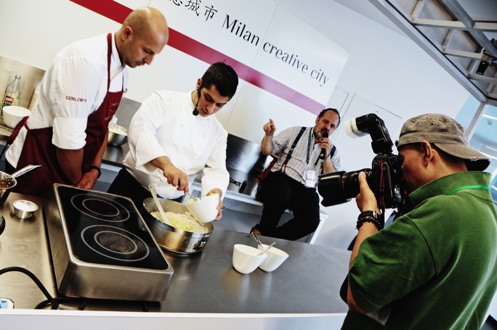 Galleria fotografica






Federico Graziani e Alessandro Negrini, sommelier e chef de Il Luogo di Aimo e Nadia a Milano








La lezione di Alessandro Negrini








Il Risotto carnaroli in guazzetto di mare di Alessandro Negrini








Il cooking show di Andrea Berton, chef del Trussardi alla Scala a Milano








Gli spaghetti alla chitarra di Andrea Berton








Gli spaghetti alla chitarra di Andrea Berton








Elio Sironi, chef del Bulgari a Milano








Il cooking show di Pietro Leemann, chef del Joia a Milano








La preparazione del Raviolo a mano di Pietro Leemann








Il Raviolo a mano di Pietro Leemann








Zuccherino, dessert servito da Pietro Leemann








Paolo Marchi introduce Giacomo Gallina, chef del Bice a Milano








La preparazione del lunch di Giacomo Gallina








Le Ranocchie riavvolte al burro d'erbe con timballo di crescione e aglietto di Giacomo Gallina








Il Padiglione Italia








Paolo Marchi introduce Alessandro Procopio, della brigata di cucina del D'O a Cornaredo (Milano), a rappresentare lo chef Davide Oldani





