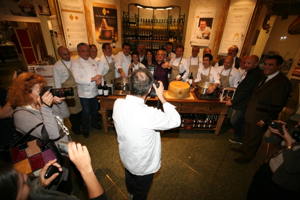 Galleria fotografica






I relatori di Identità New York 2010: da sinistra Gennaro Esposito, Pietro Zito, Emanuele Scarello, Massimo Bottura, Luca Montersino, Cristina Bowerman, Davide Scabin, Moreno Cedroni, Niko Romito, Pino Cuttaia, Ugo Alciati








Lidia Bastianich, Davide Scabin e Paolo Marchi alla conferenza stampa di presentazione Identità New York 2010 nella Piazza di Eataly








Conferenza stampa di presentazione Identità New York 2010 nella Piazza di Eataly








Identità New York 2010








Emanuele Scarello alla conferenza stampa di presentazione Identità New York 2010








Emanuele Scarello e Tatsuya Iwasaki al Corner delle Eccellenze








Luca Montersino alla Pasticceria di Eataly








Il Ristorante del Pesce con Cristina Bowerman e Pino Cuttaia








Gennaro Esposito e Ugo Alciati con gli assitenti di cucina al Ristorante della Pasta








Pietro Zito al Ristorante delle Verdure di Eataly








La Piazza di Eataly








Il menu di Emanuele Scarello al Corner delle Eccellenze








Pino Cuttaia al Ristorante del Pesce








Gli Agnolotti al sugo di arrosto e Grana Padano Riserva di Ugo Alciati








Ugo Alciati, Luca Montersino e Pino Cuttaia 





