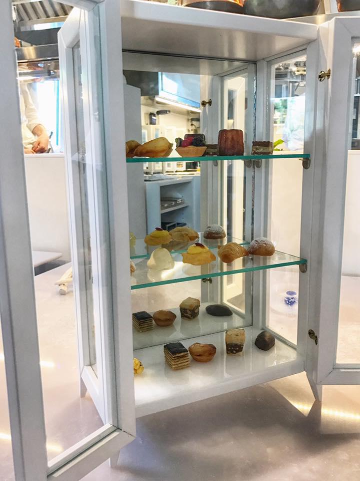 Galleria fotograficaLa sala
Trionfo di amouse bouche
Mare Nostrum
Linguine Gerardo di Nola con aglio, olio, peperoncino, baccal&agrave; e puttanesca
Risotto ai limoni, gamberi e zucchine
Pane Cotto, broccoli, scampi e fagioli bianchi
Spigola non fritta
