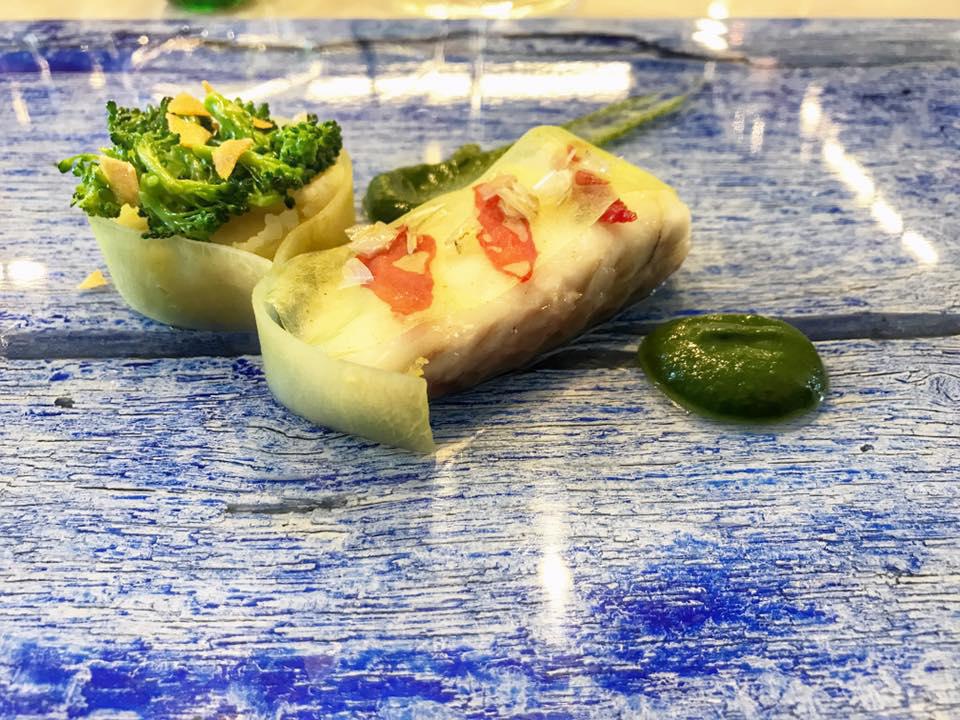 Galleria fotograficaLa sala
Trionfo di amouse bouche
Mare Nostrum
Linguine Gerardo di Nola con aglio, olio, peperoncino, baccal&agrave; e puttanesca
Risotto ai limoni, gamberi e zucchine
Pane Cotto, broccoli, scampi e fagioli bianchi
