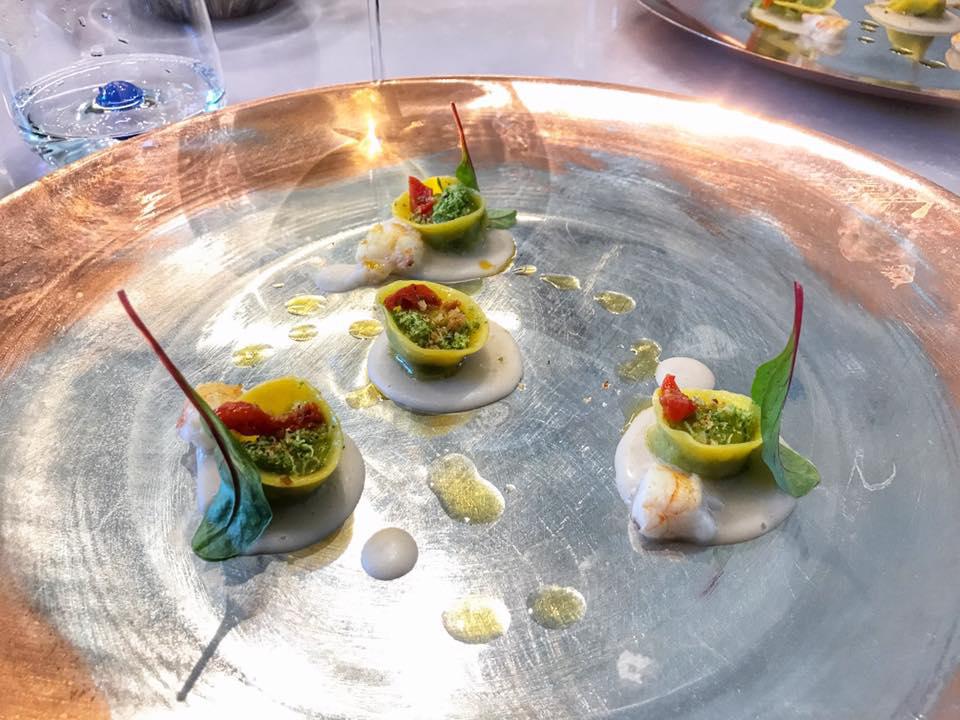 Galleria fotograficaLa sala
Trionfo di amouse bouche
Mare Nostrum
Linguine Gerardo di Nola con aglio, olio, peperoncino, baccal&agrave; e puttanesca
Risotto ai limoni, gamberi e zucchine
