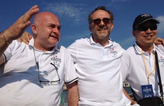 Galleria fotografica






A spasso tra i canali di Venezia. Esclusa l'estemporanea grandinata di domenica 24, la dodicesima edizione della S.Pellegrino Cooking Cup ha regalato un clima memorabile








Globetrotter, signature dish di Lorenzo Cogo alla Cooking Cup 2012








Il signature dish di Martin Volkaerts, belga dell'Air du Temps








Aragosta con vinaigrette d’ostrica e quinoa croccante, piatto che è valso a David Frenkel del Pronto di Tel Aviv, Israele, il People Choice’s Award 2012








Dumpling di lardo e gamberi con asparagi, tartufi di mare e erbe estive, signature dish di Richard Ousby del Quay di Sydney, Young Chef of the Year 2012








Bietola di sgombro con crema d'aglio, piselli e riso saltato, il piatto cucinato in mare dal vincitore Richard Ousby








La pietanza disegnata sabato sera da Jacob Holmstrom del Gastrologik di Stoccolma: un viaggio attorno al salmone che ha convinto tutti i giurati (e che gli è valso il secondo posto finale)








Daniel Berlin, Massimo Bottura, Davide Scabin, la foodblogger Lydia Capasso, Mauro Colagreco e Franco Favaretto valutano i piatti in gara nella hall del Molino Stucky Hilton di Venezia, teatro della prima sera dell'evento








Particolare del piatto del giovane cuoco russo in concorso: Anatoly Kazakov del Bon di Mosca








Domenica mattina, tutti i cuochi al mercato del pesce di Rialto a cercare gli ingredienti del Mystery Basket con cui comporre la ricetta a bordo








Delizie a Rialto








Il plotone di erbe aromatiche acquistate a Rialto da Lorenzo Cogo prende il largo sul watertaxi








Si comincia (cucinando e strambando)








Nuvoloni all'orizzonte








Nuvoloni all'orizzonte bis








Giuria a tavola a bordo del Timoteo, barcone attraccato all'isola di San Giorgio cui arrivano tutti i piatti cucinati dai concorrenti in barca. Si riconoscono Francesca Barberini, presidente del cook panel, Luke Dale Roberts, Davide Scabin e Mauro Colagreco








Massimo Bottura e Daniel Berlin








Lorenzo Cogo rifinisce i dettagli del suo Sgrombro a bordo da recapitare ai giurati








Massimo Bottura guarda il mondo da un oblò del Timoteo








Lorenzo Cogo intervistato da Elvio Gorelli








David Frenkel intervistato da una giornalista connazionale








Relax post-regata








Mauro Colagreco e Davide Scabin





