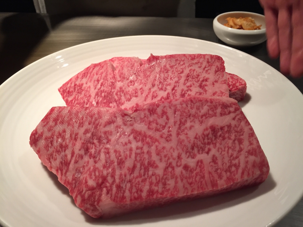 Galleria fotograficaKobe, un milione e mezzo di abitanti, &egrave; la capitale tranquilla della prefettura giapponese di Hyogo, a sua volta inserita nella macro-regione di Kansai, raggiungibile dall&rsquo;aeroporto internazionale di Osaka. Kobe dista da Osaka un&rsquo;oretta di macchina e 23 minuti di Shinkansen, i treni ad alta velocit&agrave; del Giappone. La tratta Kobe-Tokyo, circa 550 chilometri, si percorre in appena 2 ore e mezza
La prefettura di Hyogo - divisa nelle 4 province di Settsu (Kobe), Harima, Tamba e Tajima - unisce due coste: il mare del Giappone e il mare di Seto nel Pacifico a sud. Il suo simbolo &egrave; il castello di Himeji, patrimonio mondiale dell&rsquo;umanit&agrave; Unesco, eretto nel 1601. Tra poche settimane, tutt&rsquo;attorno, cominceranno a fiorire i ciliegi, uno spettacolo molto atteso&nbsp;(foto&nbsp;dronestagr.am)
La fama di Kobe accrebbe nel 1868 quando venne aperto il porto, che oggi dialoga con 500 altri porti di 130 paesi nel mondo. &Egrave; una tappa popolare per le navi da crociera. Kobe &egrave; un centro importante per le industrie pesanti e l&rsquo;acciaio: tra le altre, Kawasaki, Mitsubishi e Toshiba (foto seanews)

&nbsp;
Uno dei poli&nbsp;gastronomici pi&ugrave; vivaci di Kobe &egrave; sotterraneo, nel centro commerciale di Sogo. Decine di isole curatissime, con prodotti gastronomici di ogni genere. In primis, esercizi di patisserie e chocolaterie, una replica perfetta dei modelli francesi
Il pane &egrave; un simbolo importante per la gastronomia di Kobe, per i locali e per gli expat, circa 40mila residenti da tutto il mondo
I macaron, molto popolari nella Kobe bene
Passiamo alle meraviglie della gastronomia giapponese autentica: sempre sotto al centro commerciale Sogo, drappi di tessuto tinti con ideogrammi nascondono gli ingressi di piccole tavole a conduzione familiare, come questo teppanyiaki. Quattro tavoli in tutto, ognuno con piastra, per arroventarsi qualsiasi cosa. Nel nostro caso, soba meshi (noodle fritti con carne) e okonomiyaki, sorta di frittata. Vietato indossare maglioni pregiati
Nel centro di Kobe spunta anche una vivace Chinatown. Sono forti i legami commerciali tra la citt&agrave; giapponese e l&rsquo;isola cinese (con ambizioni irredentiste) di Taiwan
Le relazioni tra Kobe e Taiwan si sono rafforzate anche per un tragico destino comune: le calamit&agrave; naturali. Il terremoto di Kobe del 17 gennaio 1995 provoc&ograve; 6.400 vittime e 40mila feriti, danneggiando oltre 240mila palazzi. Nella foto, la prima sede del ristorante di cucina tradizionale Matsunoya dopo il sisma
Il ristorante Matsunoya &egrave; rinato in una nuova sede. Gli abbiamo dedicato un post
La chiusura del menu kaiseki del Matsunoya: t&egrave; matcha frullato per qualche secondo con canne di bamb&ugrave;, una preparazione molto popolare
Siamo accolti nel quartier generale della prefettura di Hyogo dal governatore in persona, il signor Toshizo Ido (nella foto, a destra). &laquo;Volevamo ringraziarvi anche per la nostra formidabile&nbsp;esperienza all&rsquo;Expo&raquo;, ci ha detto
I vasi di tulipani nel giardino della residenza del governatore di Hyogo
Dove comprare coltelli da cucina a Kobe? Coltelleria Kireaji-no-le, sulla Moto manchi dori, strada popolare per lo shopping
Con la pluri-premiata macelleria Moriya, passiamo al simbolo per cui la citt&agrave; portuale &egrave; famosa nel mondo: la carne di Kobe. Ottenuta da vitelli purosangue Tajima, vengono cresciuti per due anni negli allevamenti di Hyogo. Sulle sue caratteristiche di marmorizzazione abbiamo parlato diverse volte&nbsp;nei giorni di Expo. La curiosit&agrave; che non sapevamo &egrave; che fino al 1868, l&rsquo;anno in cui fu aperto il porto di Kobe, nessuno in citt&agrave; mangiava carne. Furono gli inglesi a insegnare loro l&rsquo;arte della macelleria. Purtroppo non riusciremo a visitare alcun allevamento. La motivazione ufficiale? &laquo;Dovreste stare qui a Kobe per almeno 80 giorni&raquo;, ci hanno spiegato gli interlocutori di Jetro Kobe, &laquo;solo da allora la vostra composizione batterica non risulter&agrave; pi&ugrave; nociva per i nostri bovini&raquo;
La carne di Kobe &egrave; servita in 37 insegne della citt&agrave; (e 300 in tutto il Giappone). Dove andare? Da Kobe Plaisir, al 2-11-5 della Shimoyamate, quartiere Chuo-ku
La lavagna del menu del ristorante Kobe Plaisir, un inno alla carne pi&ugrave; ambita del mondo
Lo chef del teppanyiaki, la spettacolare griglia di Kobe Plaisir
