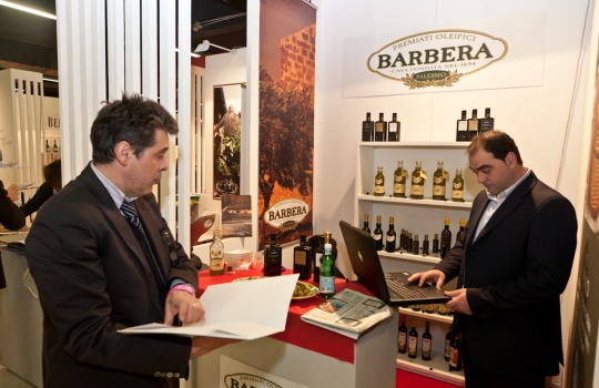 Galleria fotograficaAl centro Davide Oldani del D'O di Cornaredo (Milano) con Oliviero Toscani, fotografo e produttore di vinoGuffanti, storici affinatori di formaggi ad Arona (Novara)Lo spazio espositivo di Acqua Panna e S. Pellegrino. Le illustrazioni sono firmate da Gianluca BiscalchinPastificio dei CampiSelecta, un recinto di bont&agrave; firmate anche da Michele Rotondo, chef della Masseria Petrino di Palagianello (Taranto)Brindisi con Birra Moretti Grand Cru. A destra si riconosce Simone Padoan dei Tigli di San Bonifacio (Verona)Le alchimie pastaiole di Davide Scabin del Combal.Zero di Rivoli (Torino) allo stand Felicetti