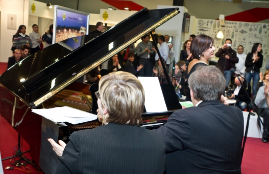 Galleria fotograficaAl centro Davide Oldani del D'O di Cornaredo (Milano) con Oliviero Toscani, fotografo e produttore di vinoGuffanti, storici affinatori di formaggi ad Arona (Novara)Lo spazio espositivo di Acqua Panna e S. Pellegrino. Le illustrazioni sono firmate da Gianluca BiscalchinPastificio dei CampiSelecta, un recinto di bont&agrave; firmate anche da Michele Rotondo, chef della Masseria Petrino di Palagianello (Taranto)Brindisi con Birra Moretti Grand Cru. A destra si riconosce Simone Padoan dei Tigli di San Bonifacio (Verona)